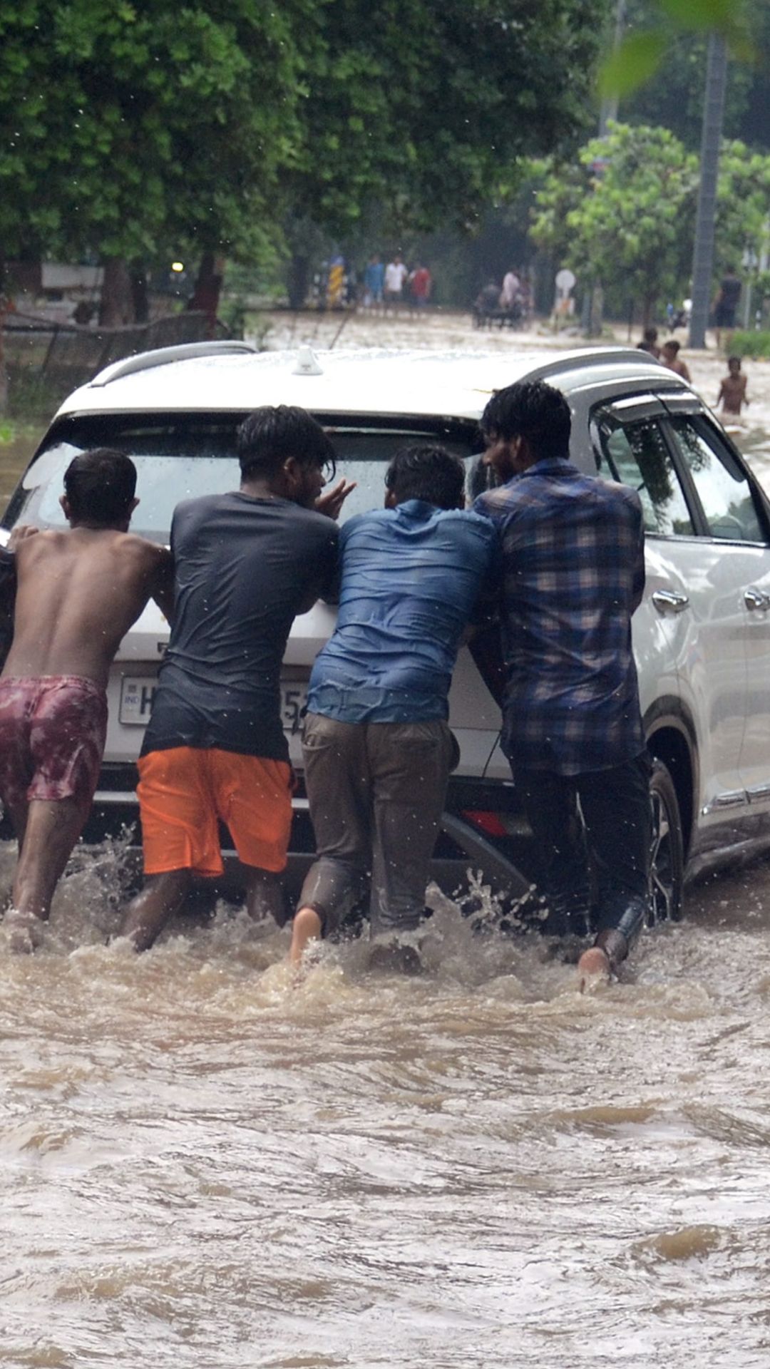 बारिश के पानी में बंद पड़ गई कार, सबसे पहले करें ये 5 काम 