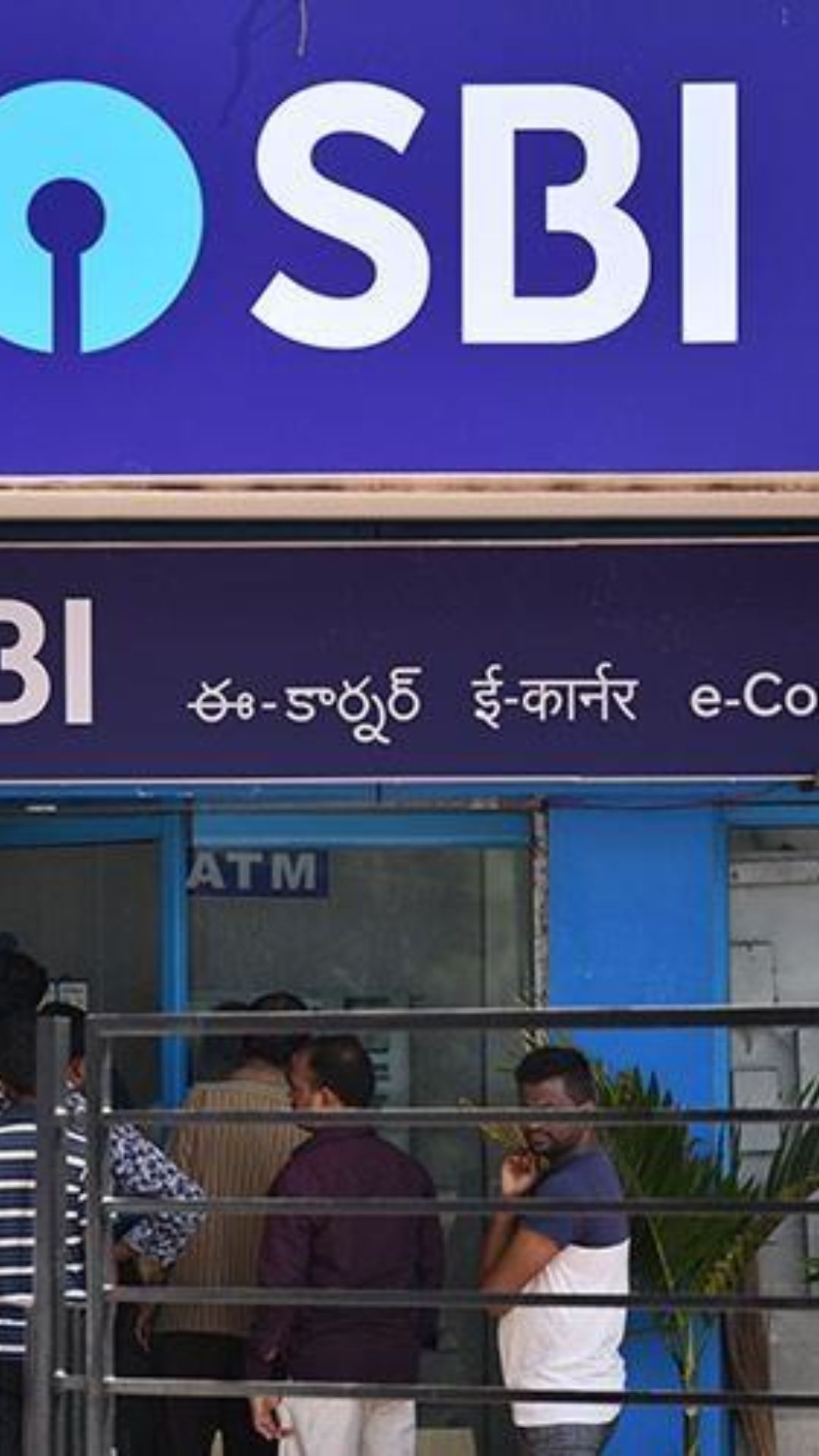 SBI ATM से अब बिना डेबिट कार्ड निकालें पैसा, जानें कैसे