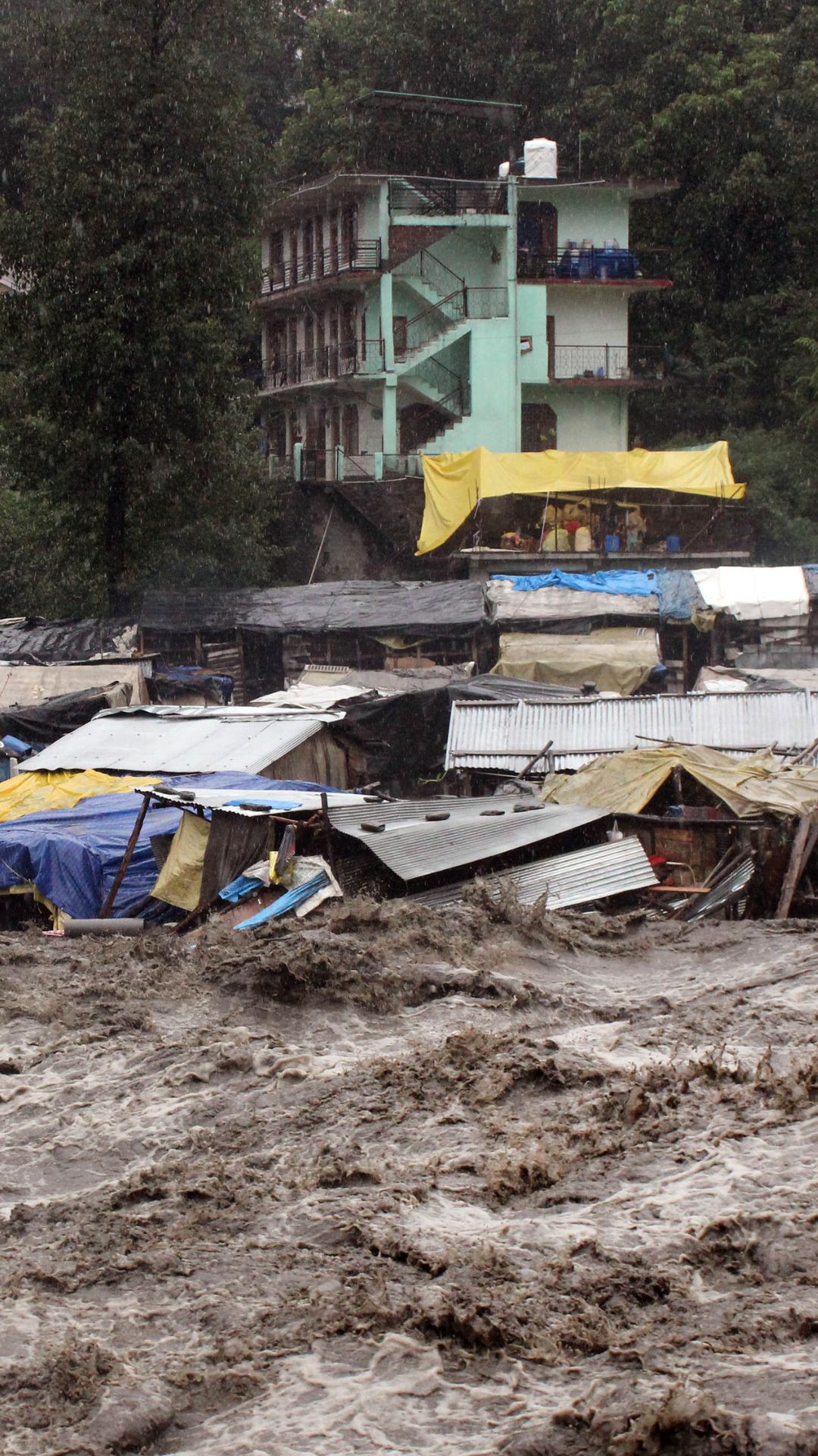 दिल्ली-एनसीआर समेत देशभर में बारिश ने मचाई भारी तबाही, रह जाएंगे दंग (तस्वीर- कुल्लू, हिमाचल प्रदेश)