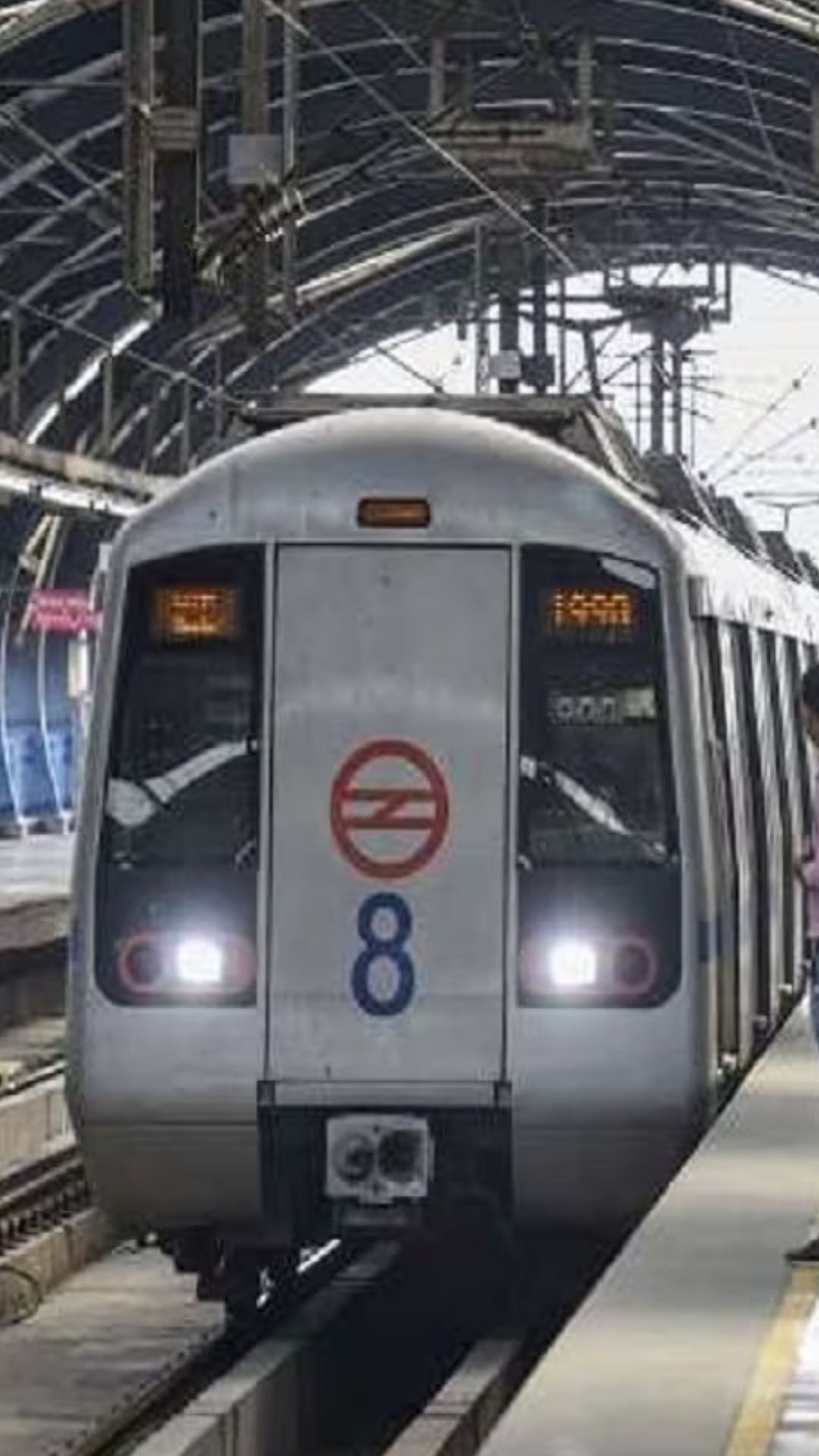 Delhi Metro के 255 स्टेशन्स के टिकट आप मोबाइल से भी बुक कर सकते हैं। 