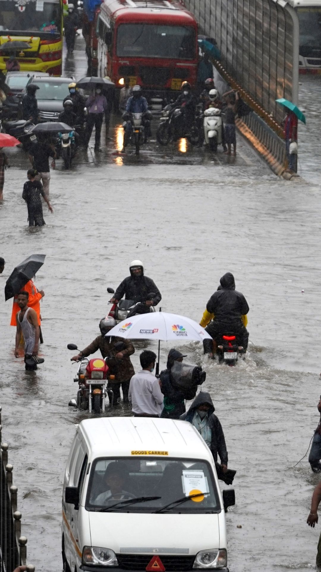 देशभर में झमाझम बारिश हो रही है। बारिश में कपड़े भींगने की समस्या बार बार आती है। 