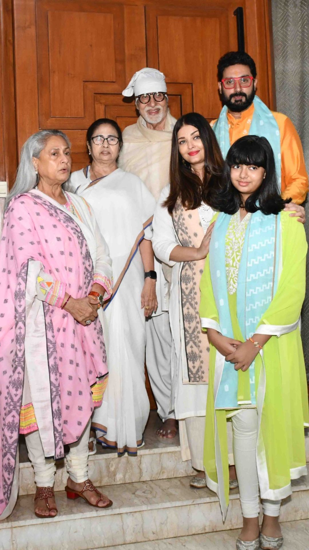 बच्चन फैमिली के साथ रक्षाबंधन सेलिब्रेट करने उनके घर पहुंचीं CM ममता, सामने आईं तस्वीरें 