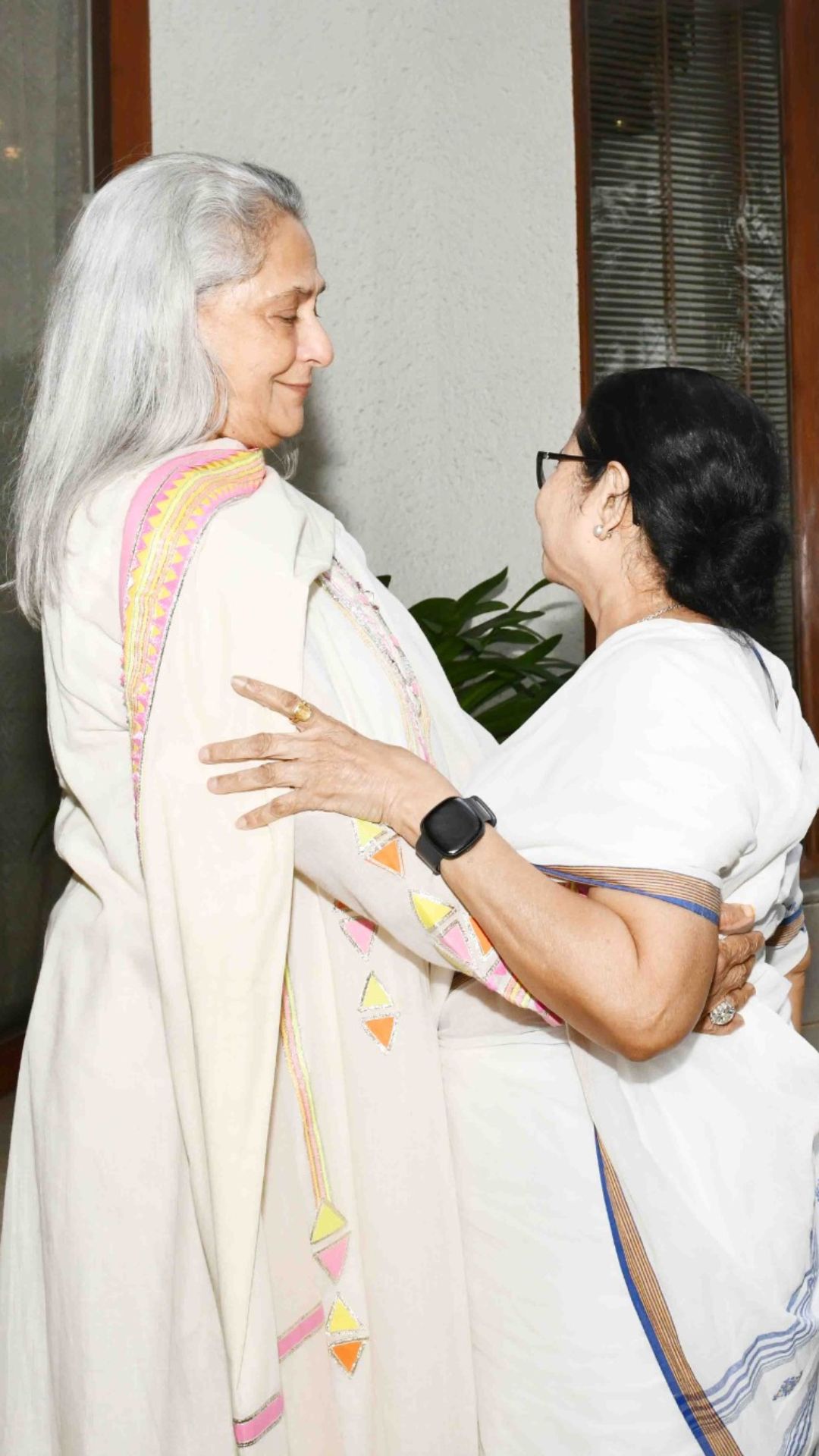 बच्चन फैमिली के साथ रक्षाबंधन सेलिब्रेट करने उनके घर पहुंचीं CM ममता, सामने आईं तस्वीरें - India TV Hindi