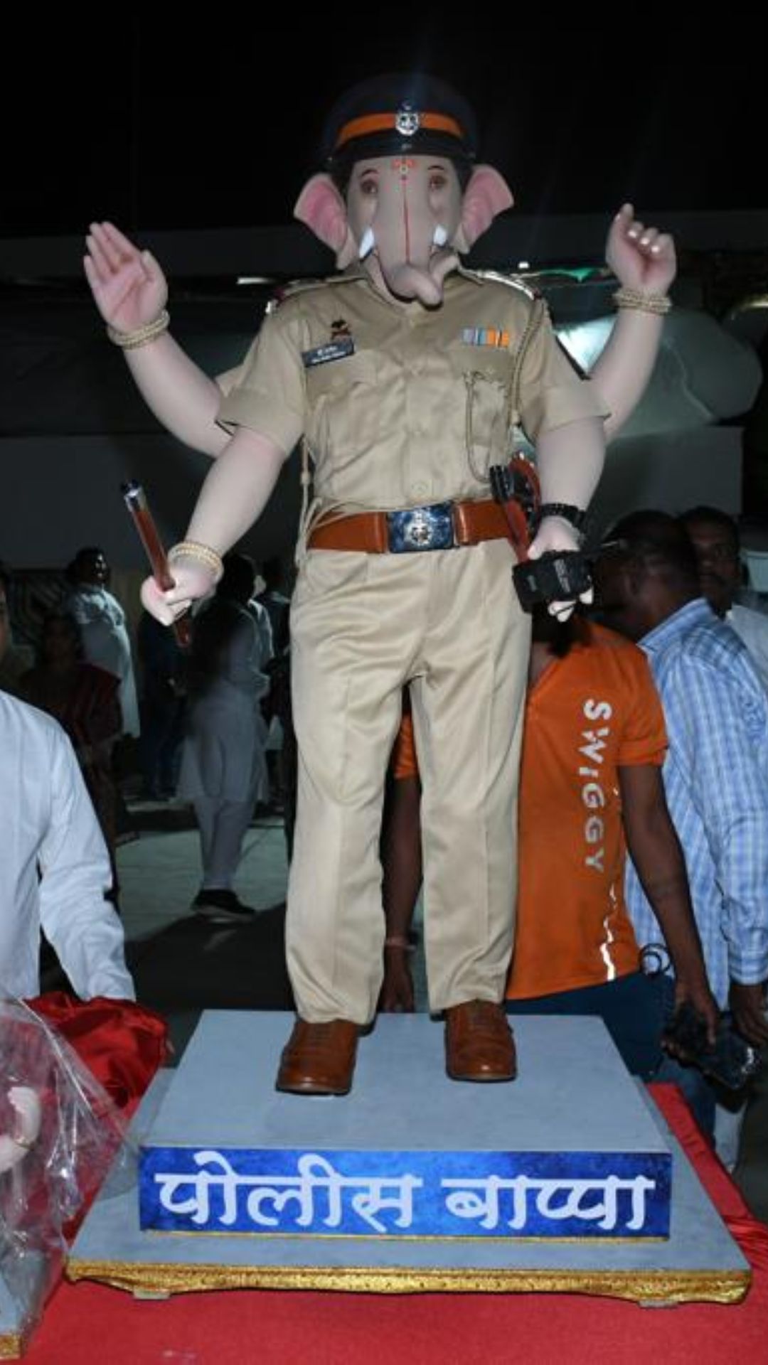 Ganpati Bappa disguised as a police officer in Mumbai, see photos 