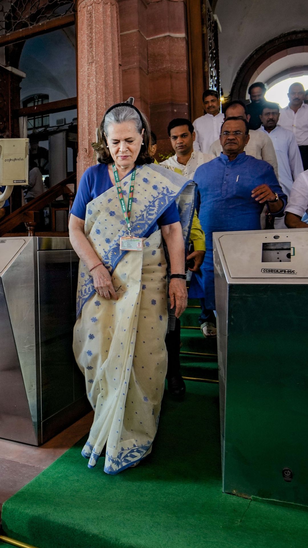 तस्वीरें: संसद भवन के रंग, सांसदों के नए अंदाज के संग, रॉयल लुक में नजर आईं सोनिया गांधी