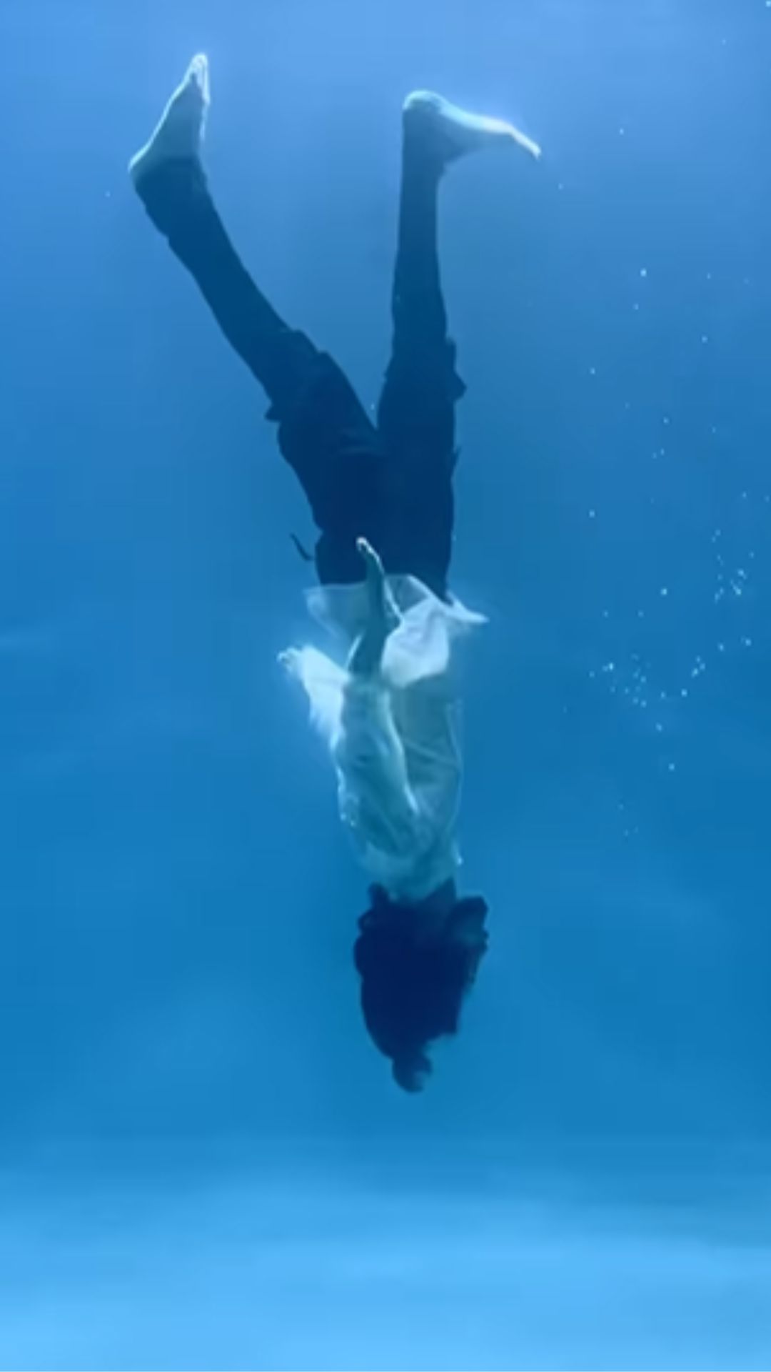 Under Water Dancer: पानी के अंदर डांस करना इसके बाएं हाथ का खेल है 