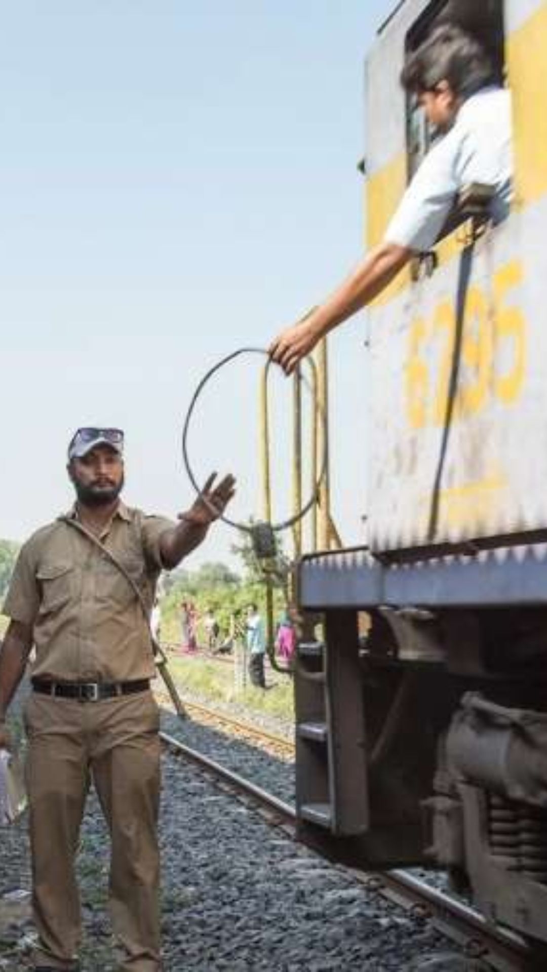 Train ड्राइवर को क्यों दिया जाता लोहे का छल्ला, क्या होता है इसका काम 