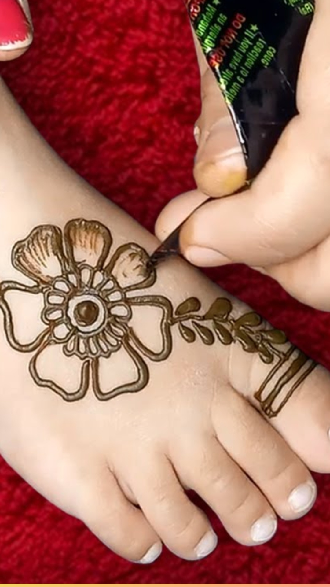 पैरों के लिए बेहद खास हैं मेहंदी के ये डिजाइंस, आप भी करें ट्राई: Foot Mehndi  Design - Grehlakshmi