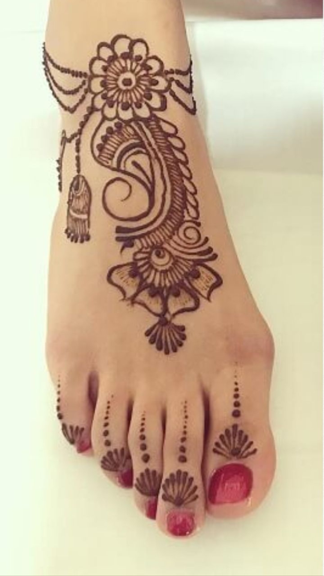 पैरों के लिए बेहद खास हैं मेहंदी के ये डिजाइंस, आप भी करें ट्राई: Foot Mehndi  Design - Grehlakshmi