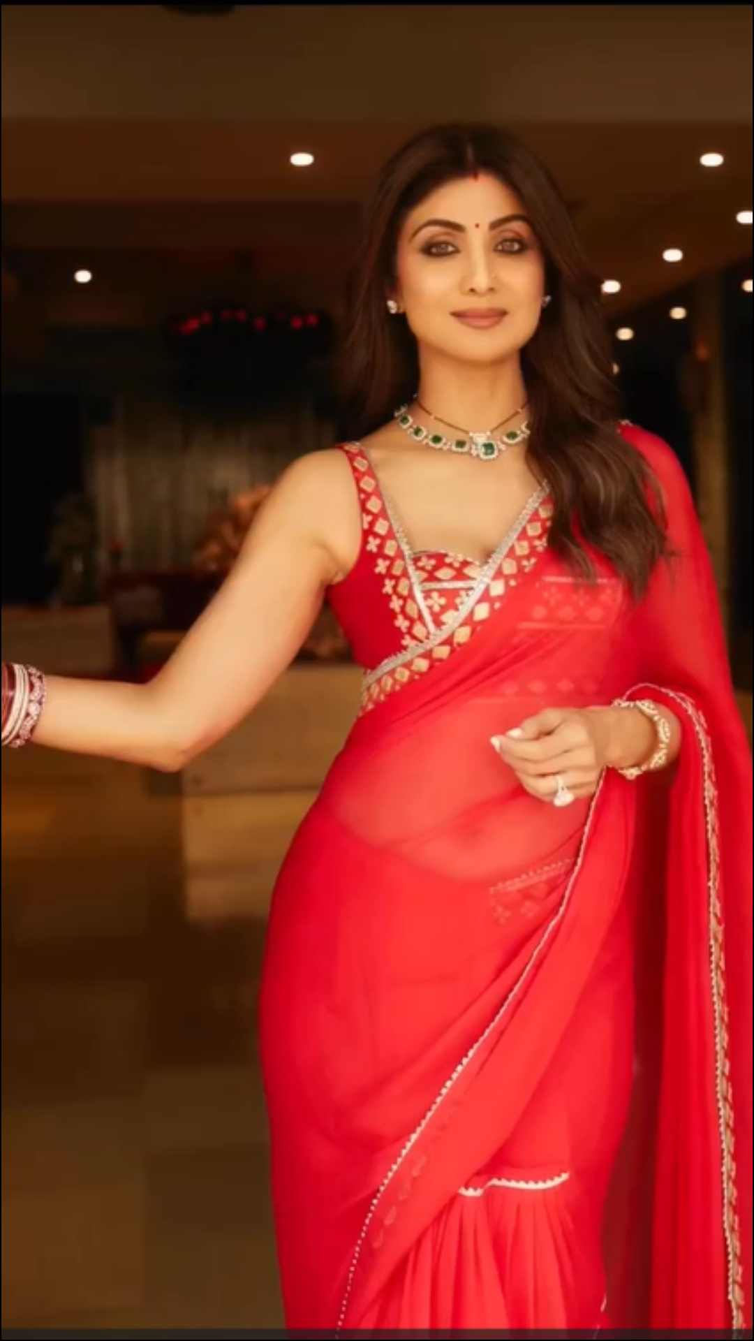 शिल्पा शेट्टी के पास साड़ियों का शानदार कलेक्शन है वो करवा चौथ पर ज्यादातर रेड कलर की साड़ी पहनती हैं