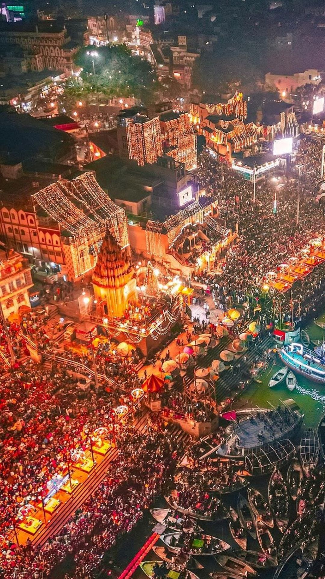 काशी में देव दीपावली की धूम, 21 लाख दीपों से रोशन हुई महादेव की नगरी, देखें तस्वीरें 