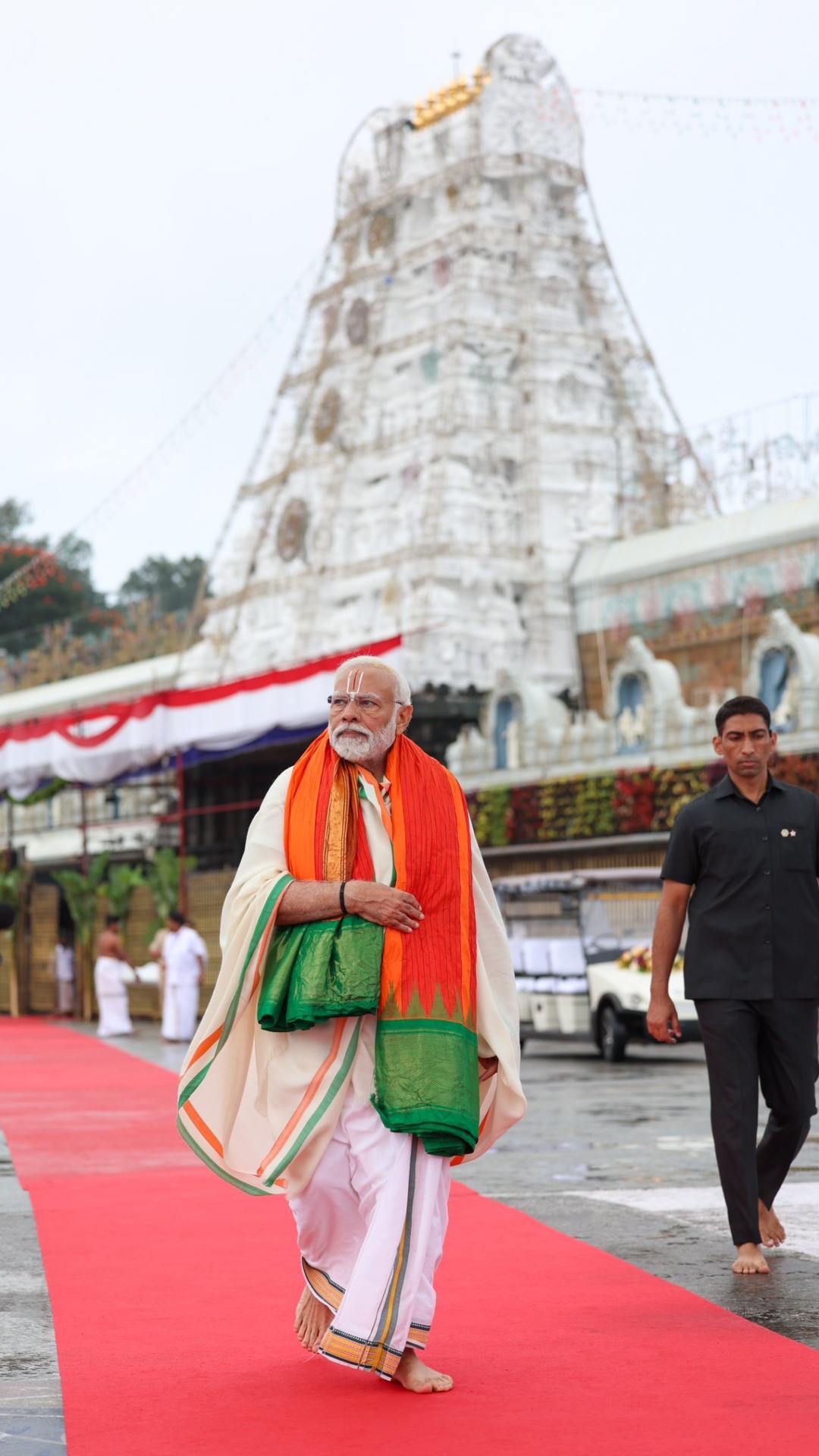 तिरुपति बालाजी पहुंचे पीएम मोदी, साउथ लुक में तस्वीरें वायरल 