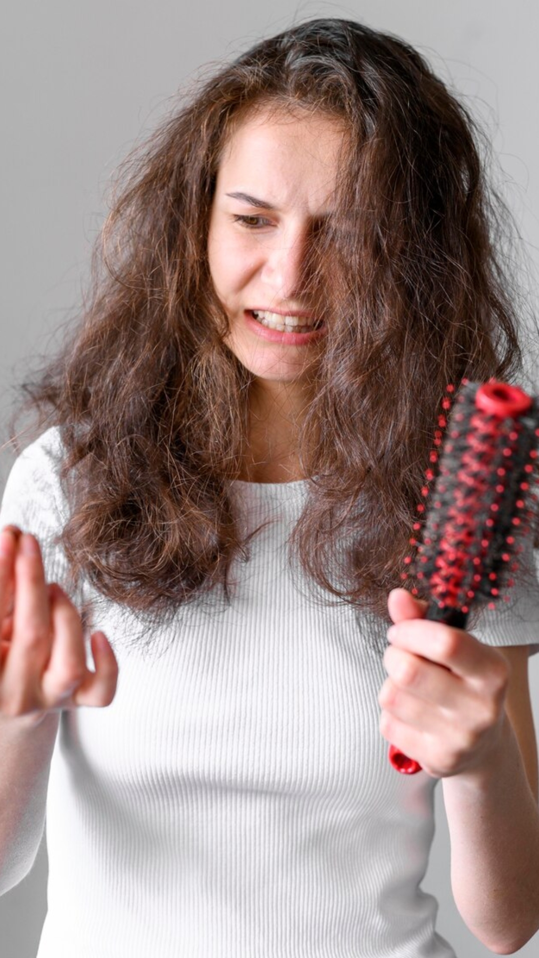 बालों का तेजी से झड़ना इन बीमारियों का हो सकता है लक्षण