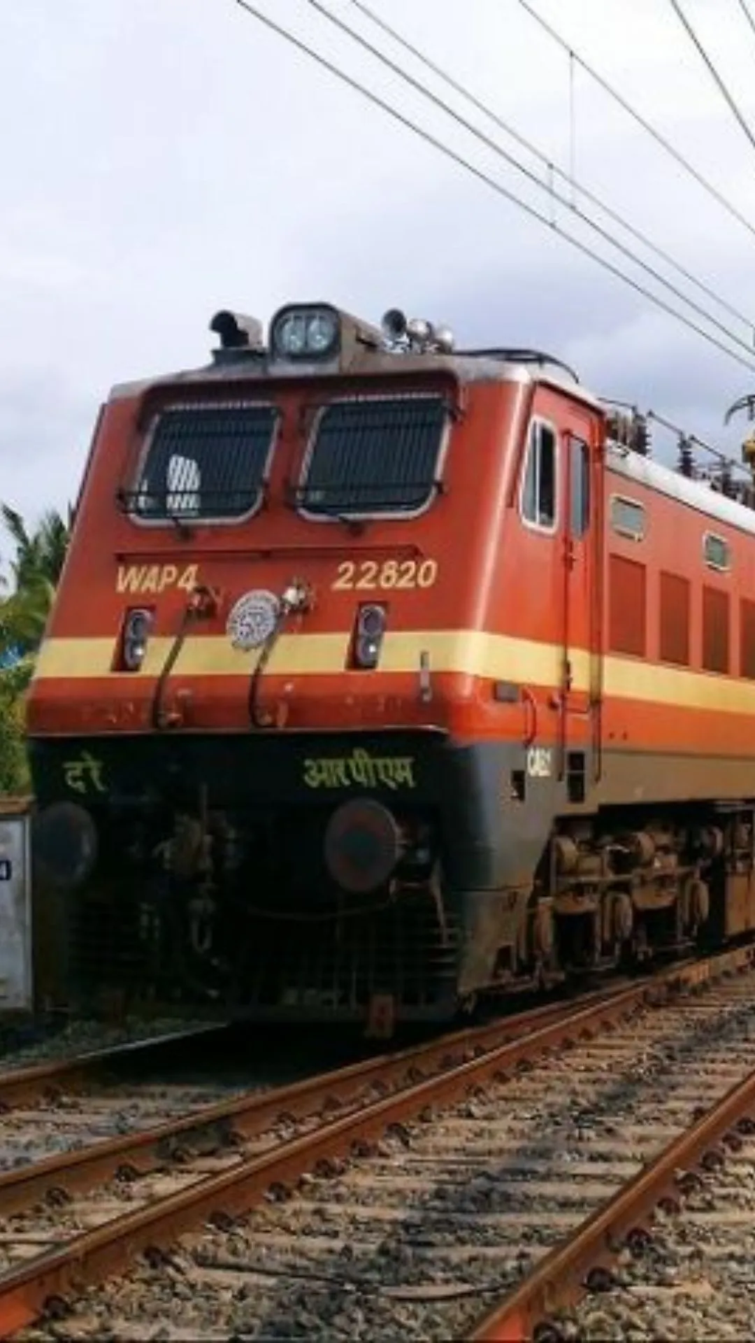 चलती हुई ट्रेन में सफर के दौरान नीचे गिर गया मोबाइल? चिंता ना करें, ऐसे मिलेगा