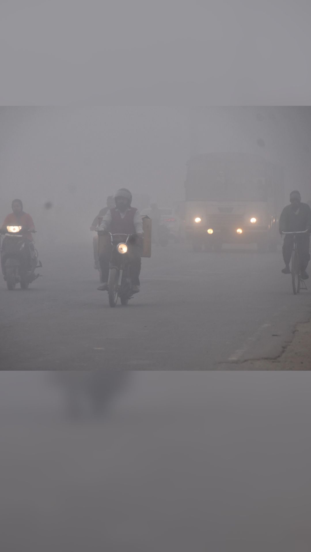 Fog में गाड़ी चलाते हुए क्या गलतियां नहीं करनी चाहिए? दिल्ली पुलिस ने बताया