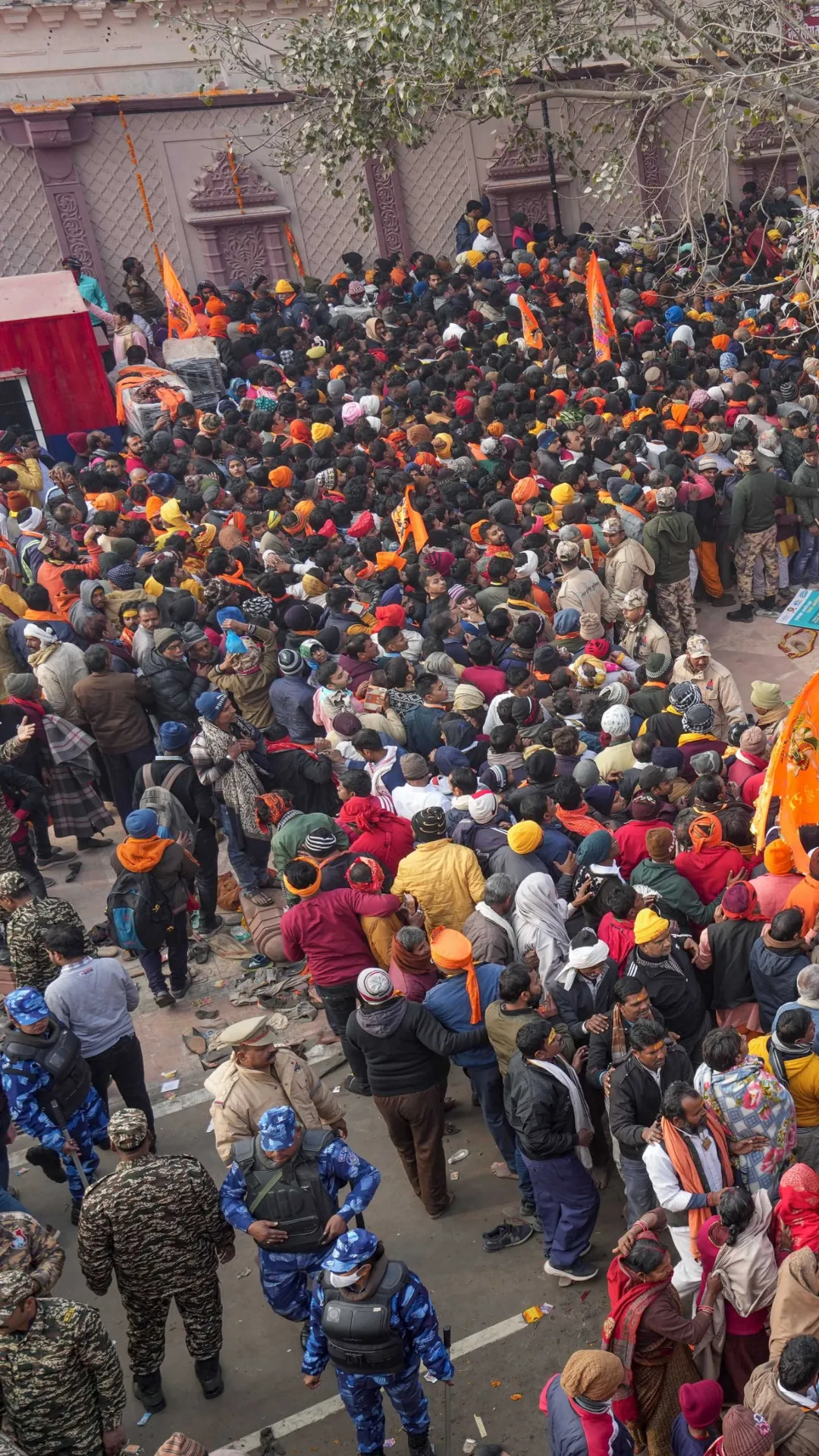 अयोध्या राम मंदिर में आम श्रद्धालुओं के लिए कैसा रहा पहला दिन, देखें-तस्वीरें