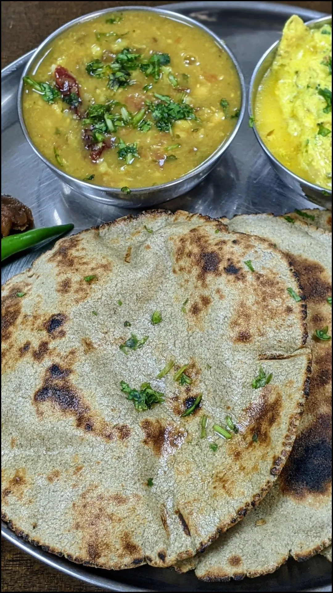 चकला बेलन से बनाएं बाजरा की एकदम गोल रोटी
