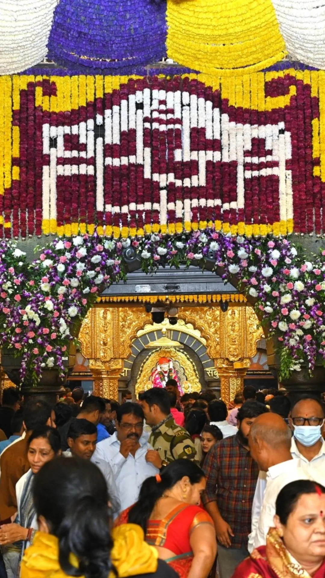 नए साल के दिन महाराष्ट्र के इस मंदिर में उमड़ा भक्तों का सैलाब, देखें तस्वीरें