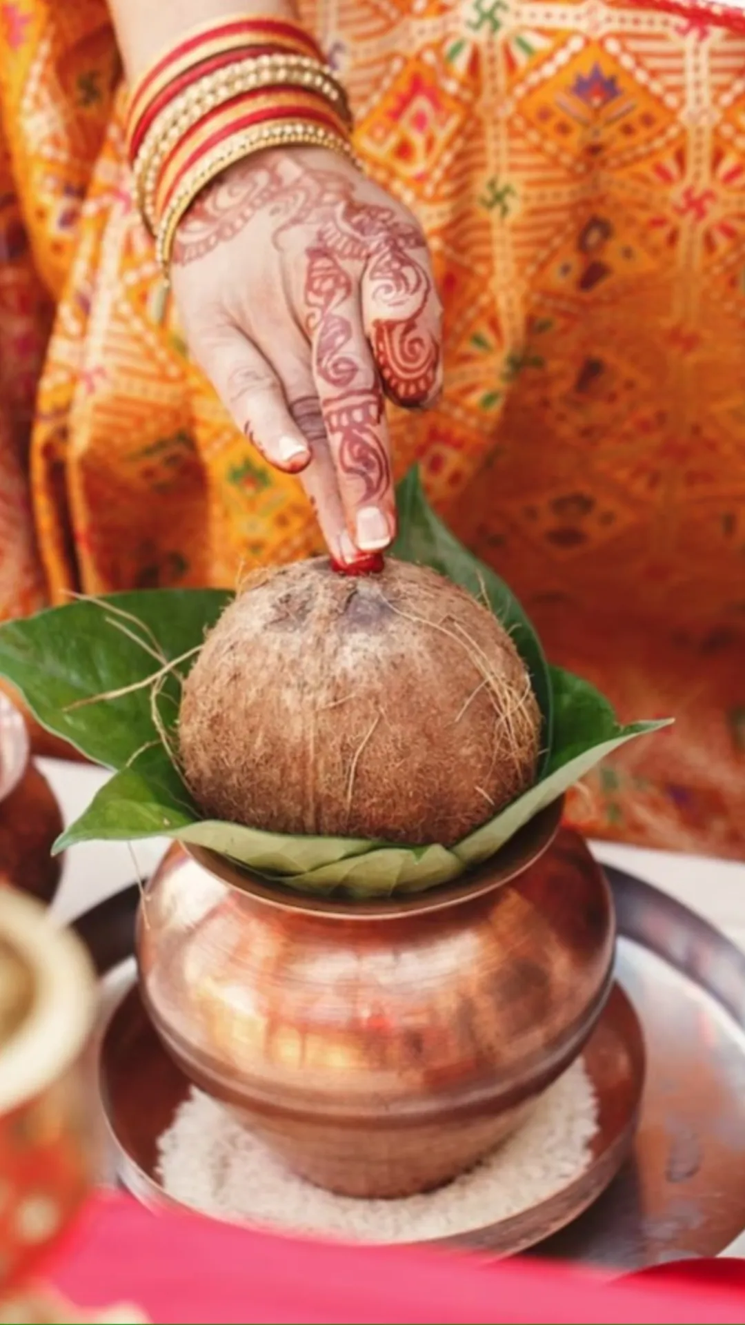 गृह प्रवेश जब करें तो आपके साथ ये 1 चीज जरूर होनी चाहिए