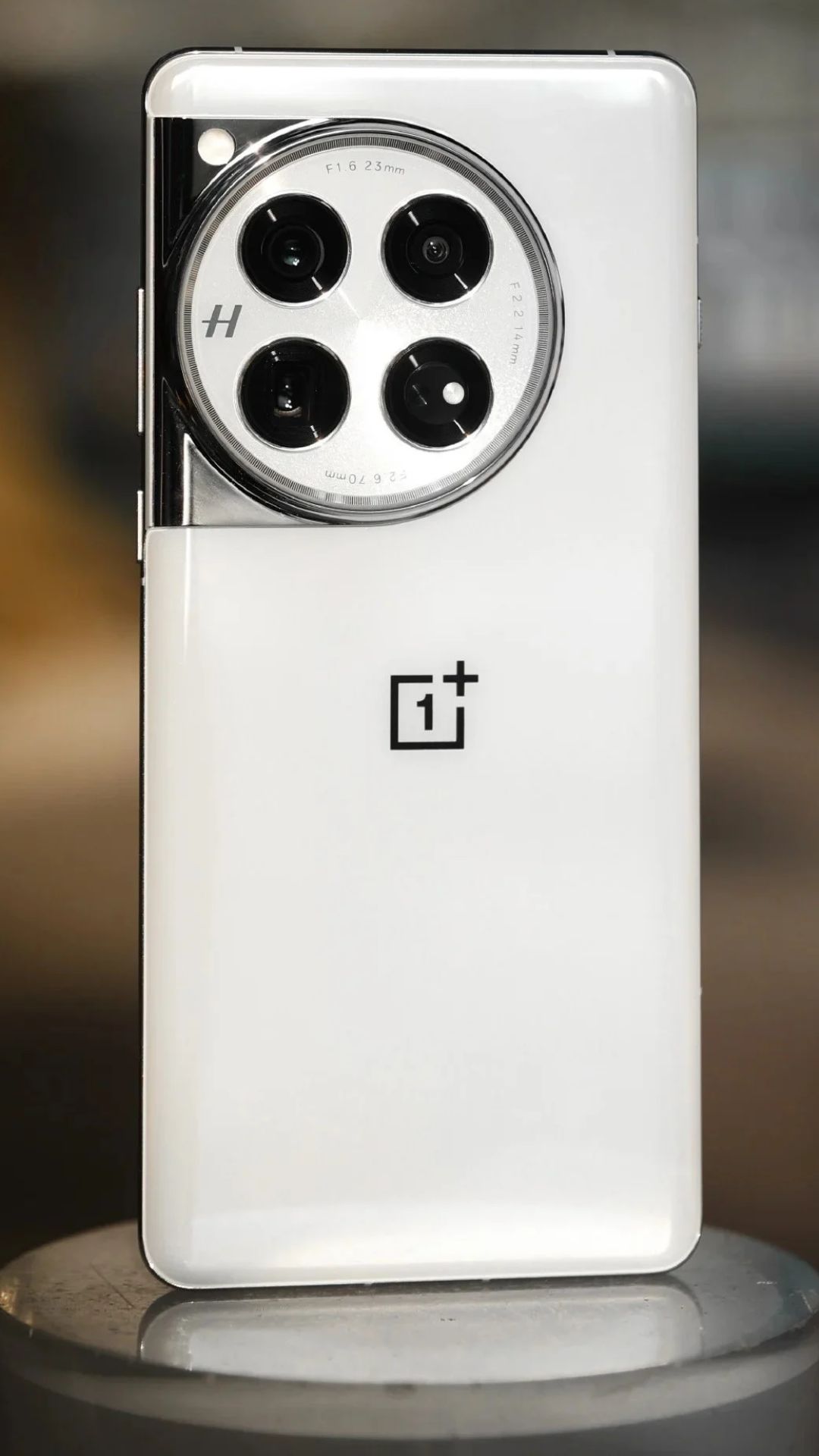 लॉन्च से पहले ही लीक हुईं OnePlus 12 और OnePlus 12R की फोटोज, देखें लुक और डिजाइन 