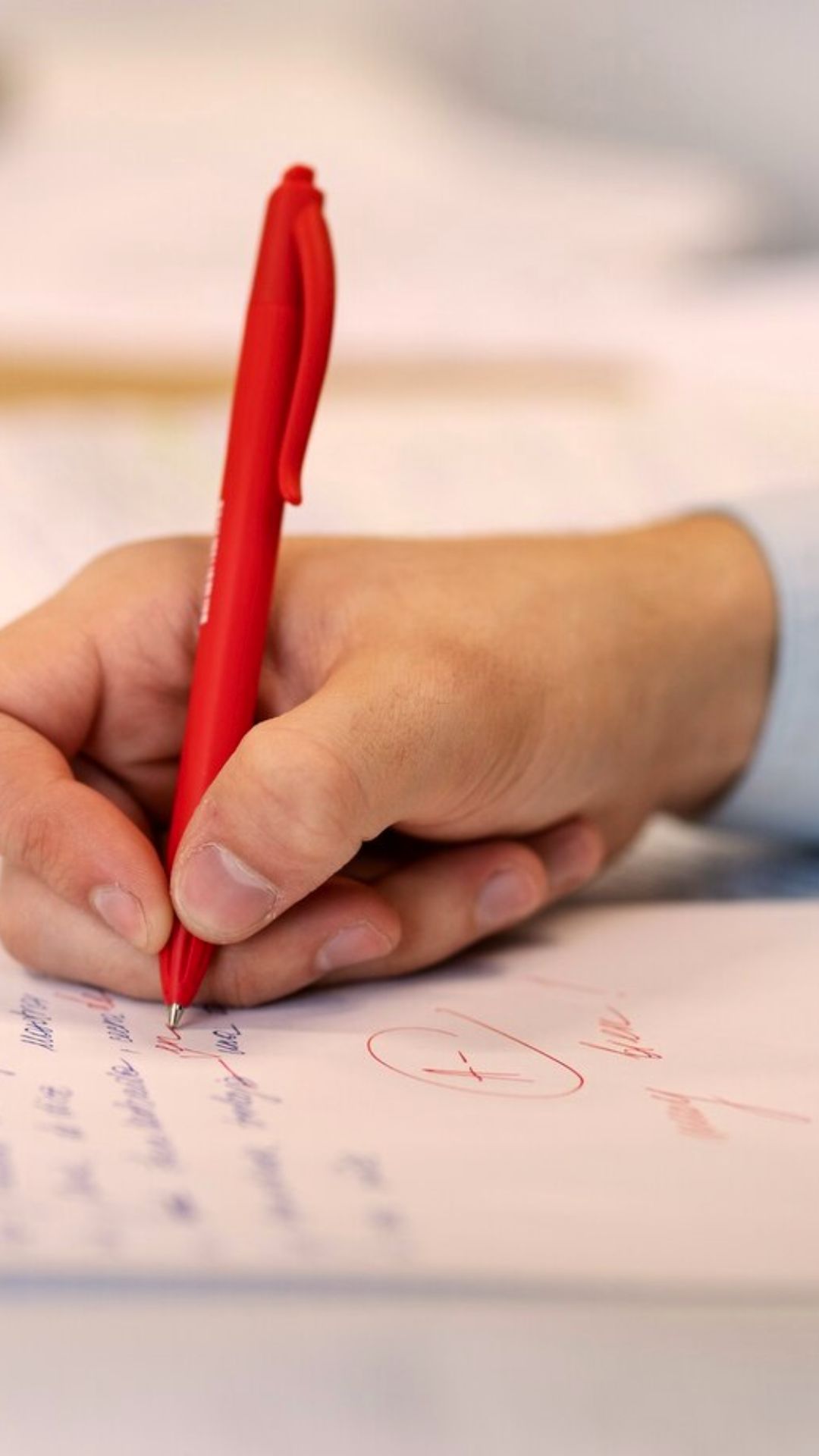 आखिर लाल पेन का ही इस्तेमाल क्यों करते हैं शिक्षक? 
