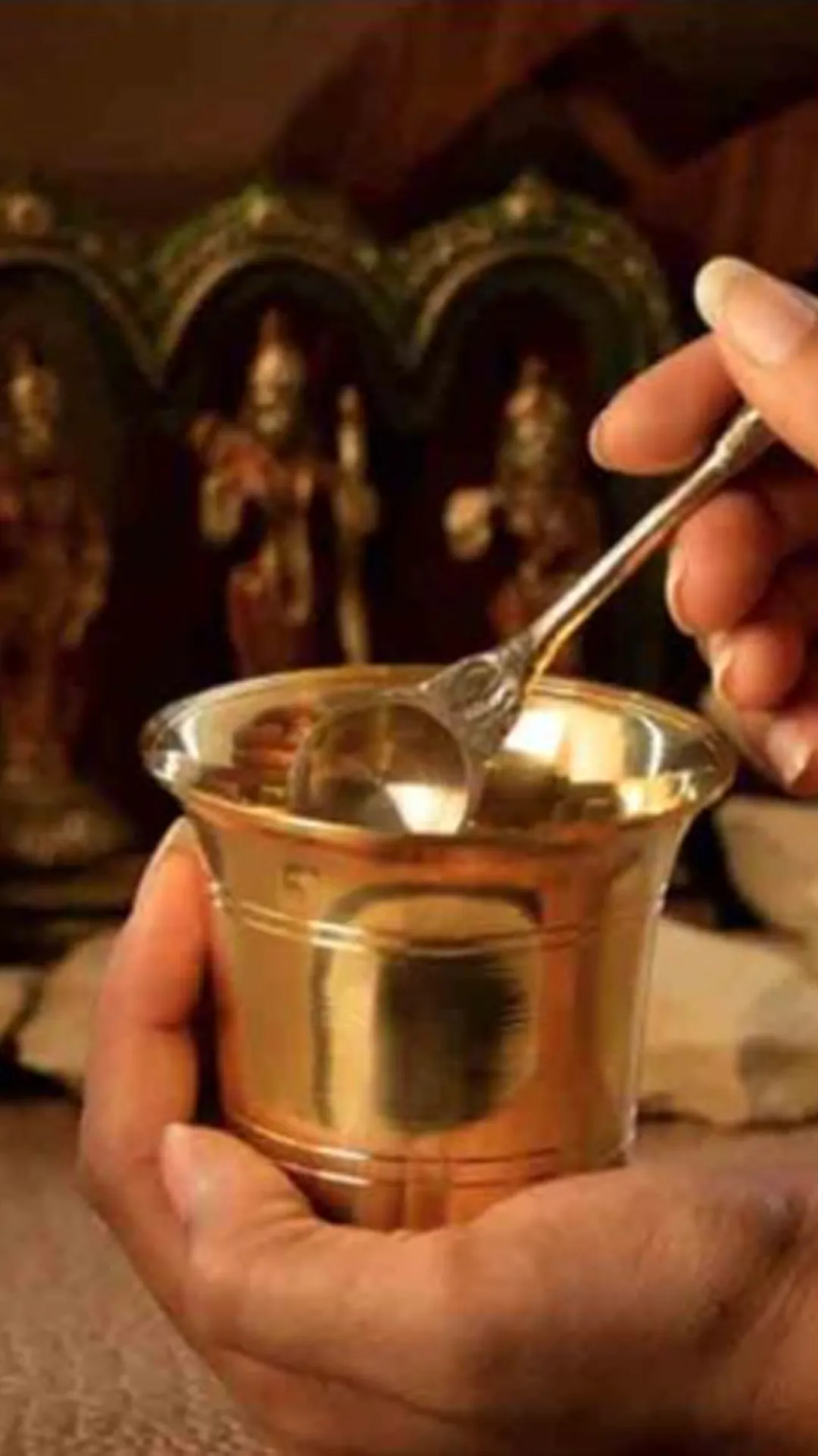 बाएं हाथ से भगवान को जल चढ़ाना कितना अशुभ? जानिए