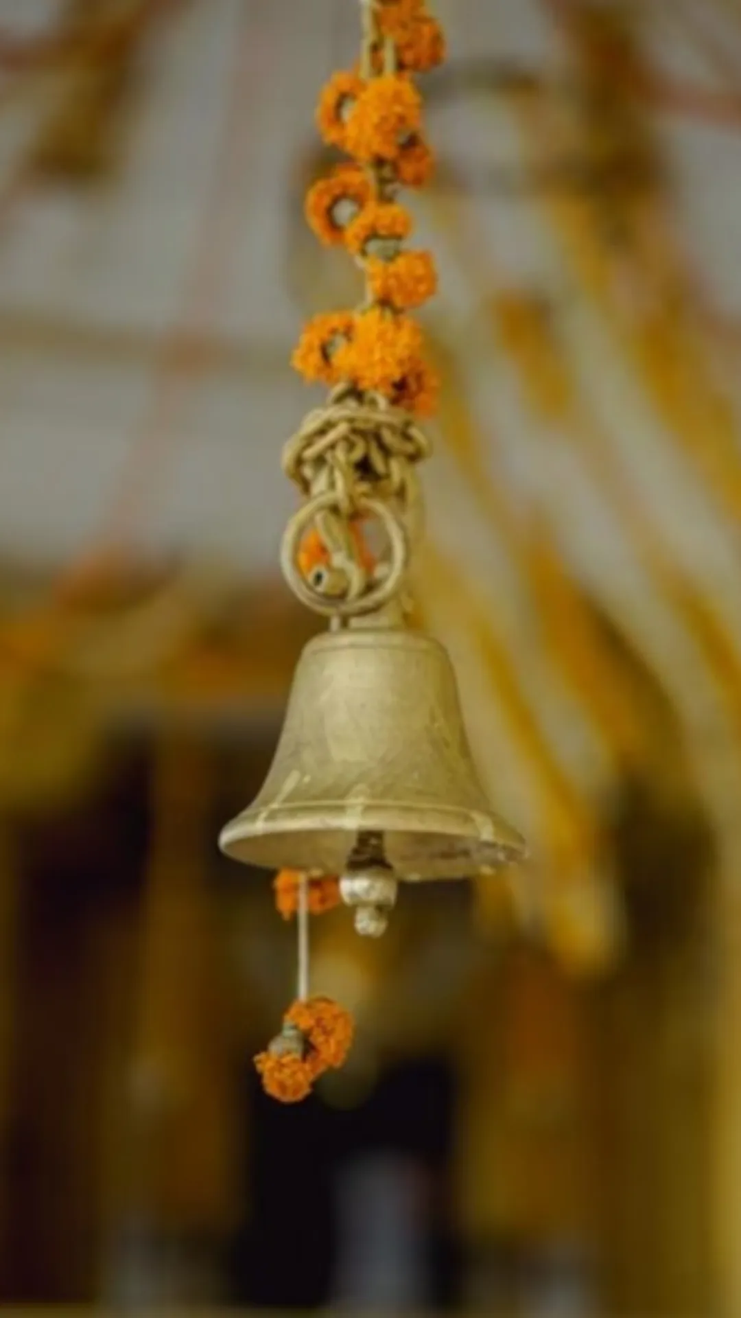 मंदिर से लौटते वक्त घंटी बजानी चाहिए या नहीं? जान लीजिए सही नियम