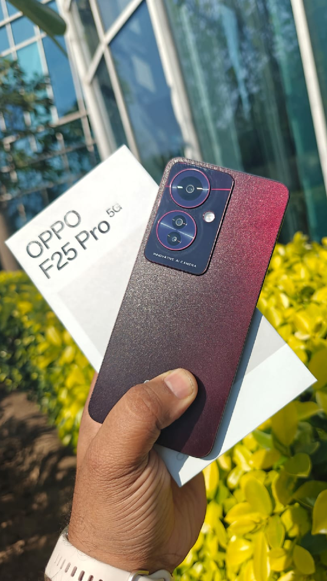 Oppo F25 Pro 5G का फर्स्ट लुक, कलर शिफ्टिंग बैक पैनल वाले सस्ते फोन में क्या है खास?