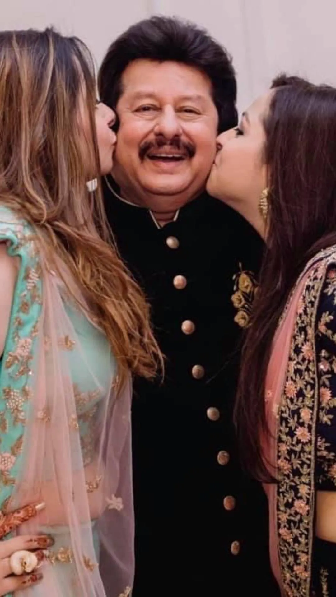 पंकज उधास छोड़ गए भरा-पूरा परिवार, जानें पत्नी फरीदा के अलावा फैमिली में और कौन-कौन