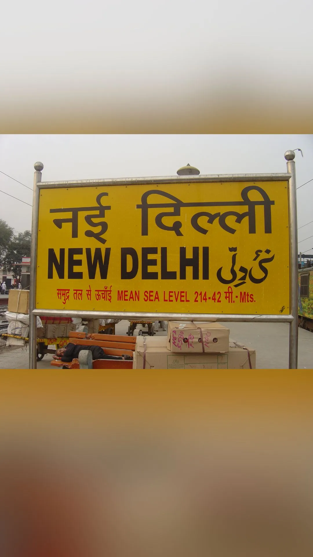 रेलवे स्टेशन पर लगा बोर्ड पीले रंग का क्यों होता है?
