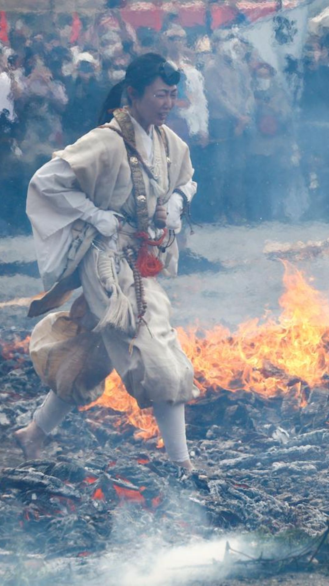 जलते आग के अंगारों पर नंगे पैर चलने का जापान का हैरतअंगेज उत्सव, जानें क्यों ऐसा करते हैं लोग