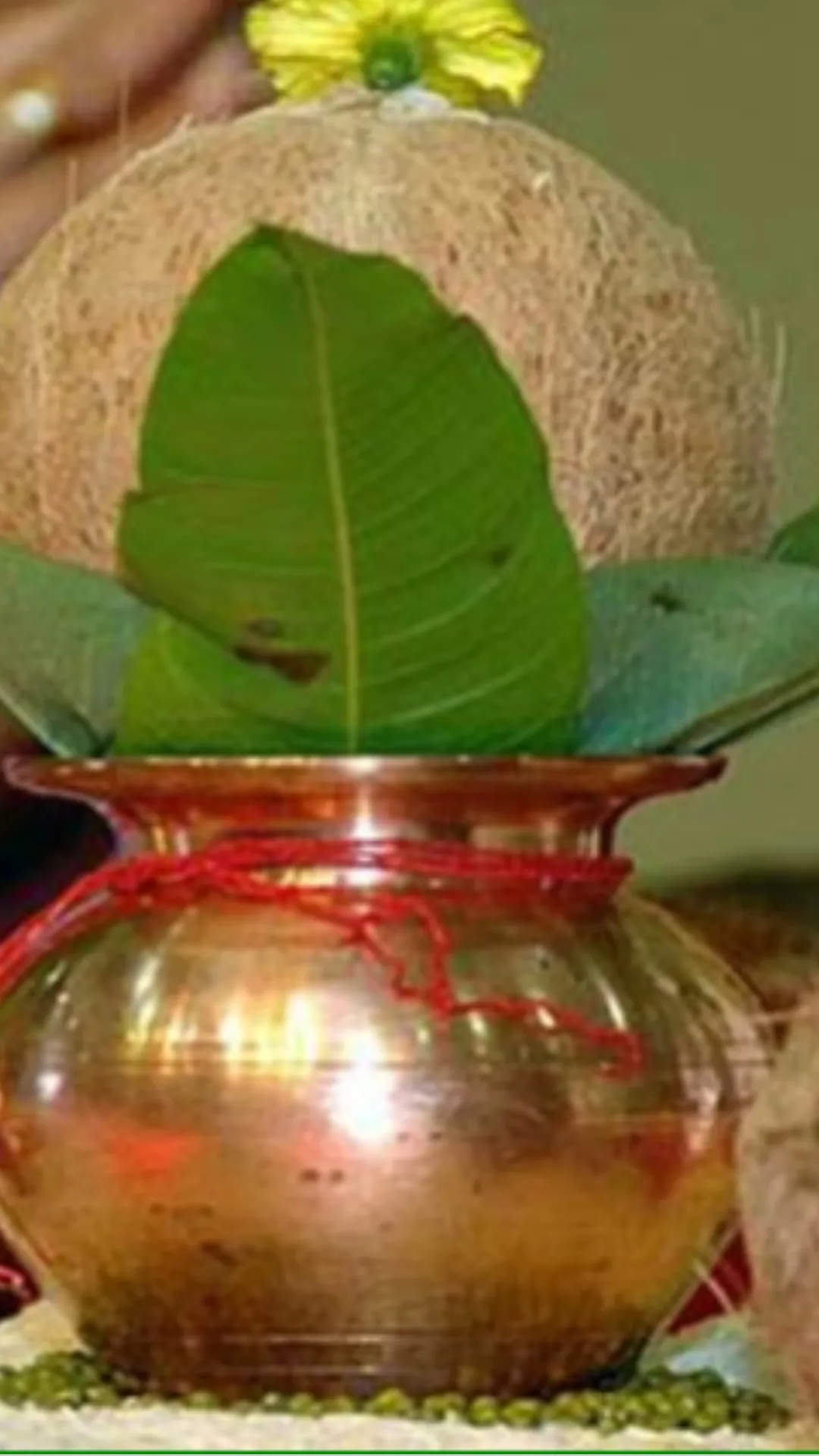 पूजा के समय कलश पर क्यों बांधते हैं कलावा? 