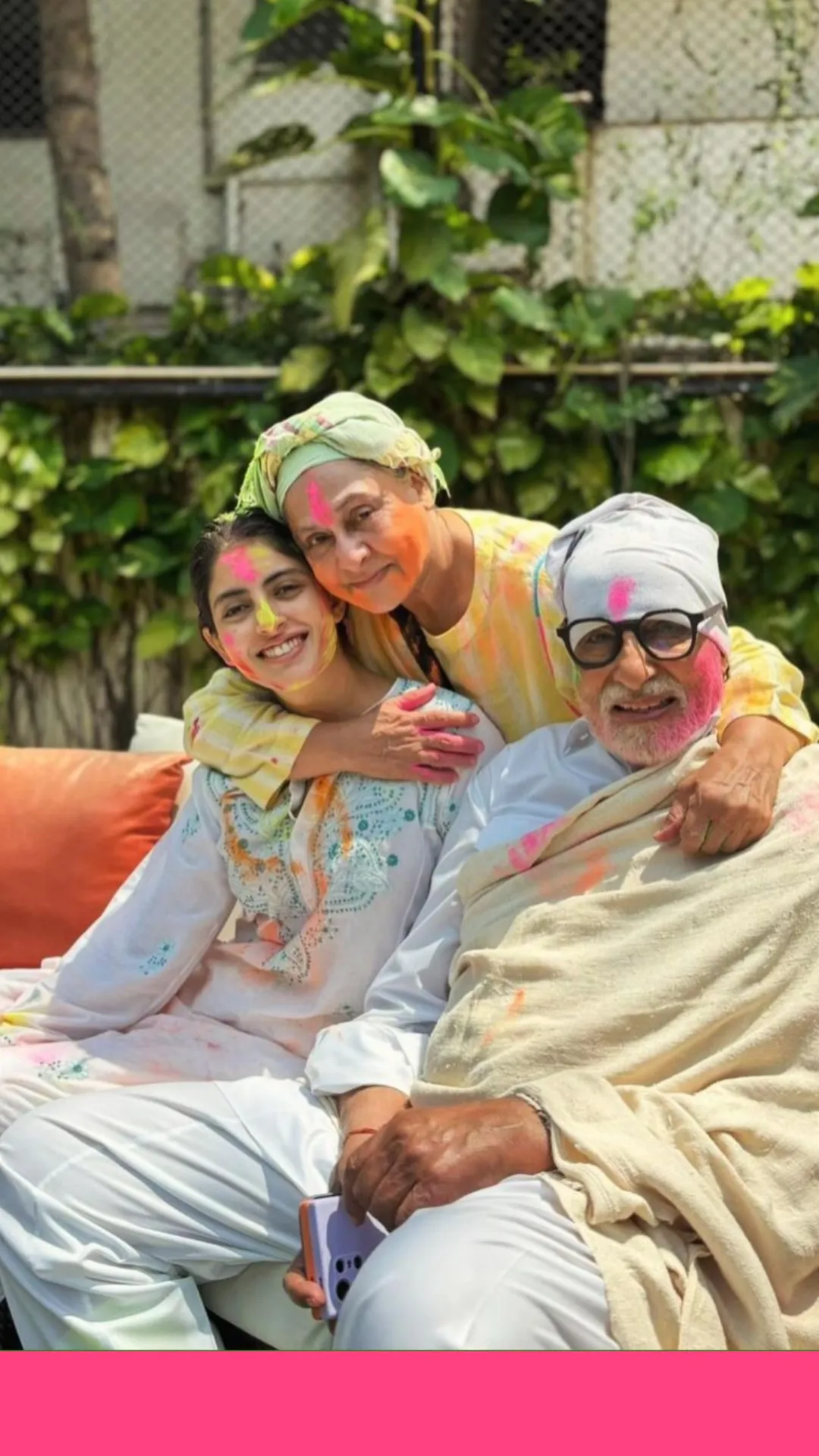 बच्चन परिवार की होली, रंगों में रंगीं अमिताभ-जया की नातिन नव्या
