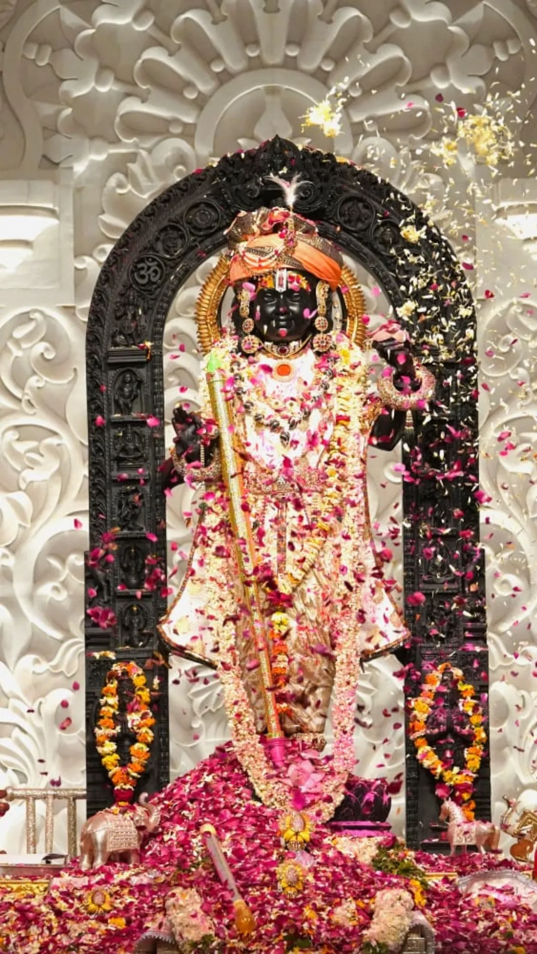 अयोध्या में रामलला ने भी खेली होली, देखें खूबसूरत तस्वीरें