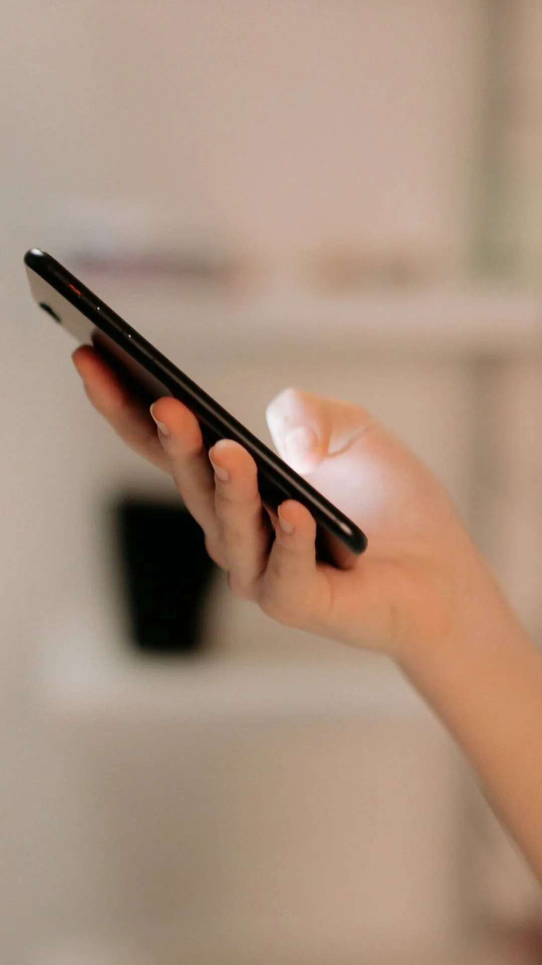 आज के समय में स्मार्टफोन एक बेहद जरूरी चीज बन गया है। बिना स्मार्टफोन के हमारे कई सारे काम रुक सकते हैं।