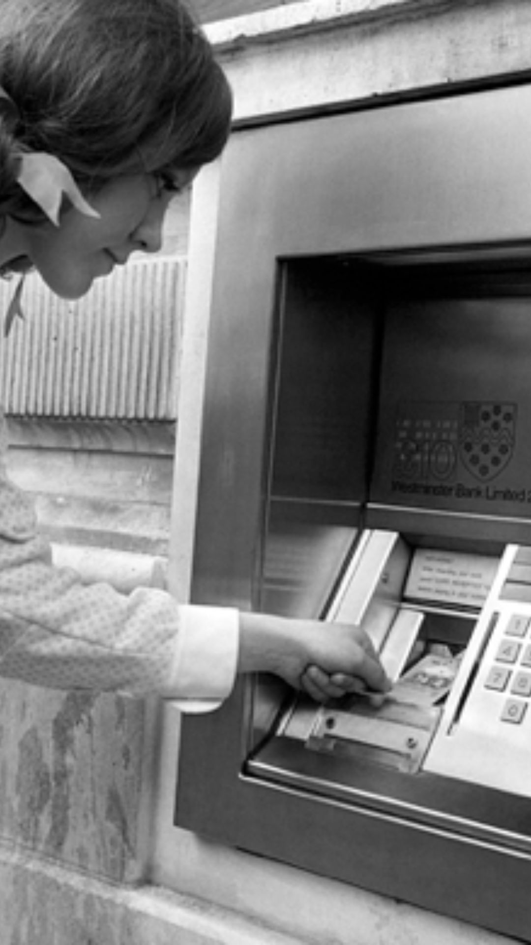 किस देश में लगा था दुनिया का पहला ATM?