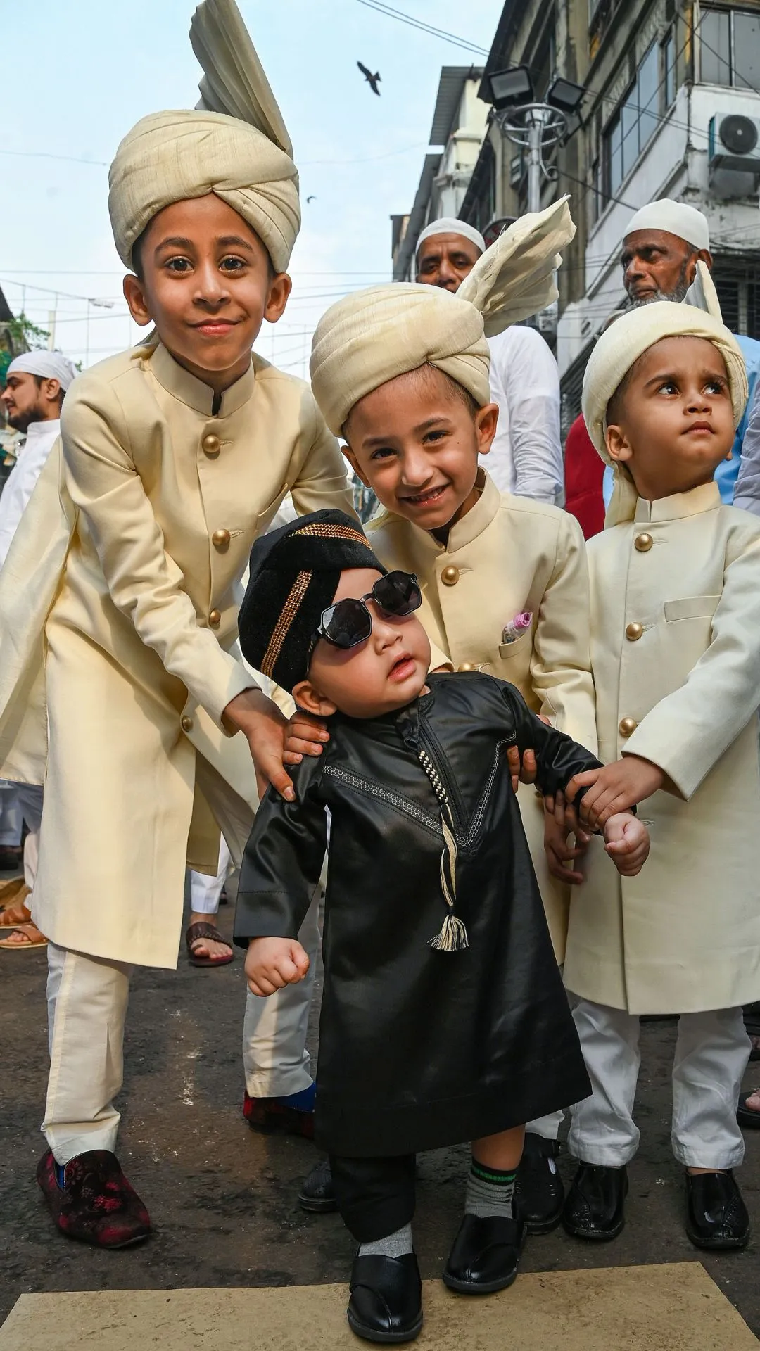 ईद पर ये मासूम सी खुशी, गले मिलते दिखे नन्हें बच्चे; कैमरे में कैद हुईं खूबसूरत तस्वीरें