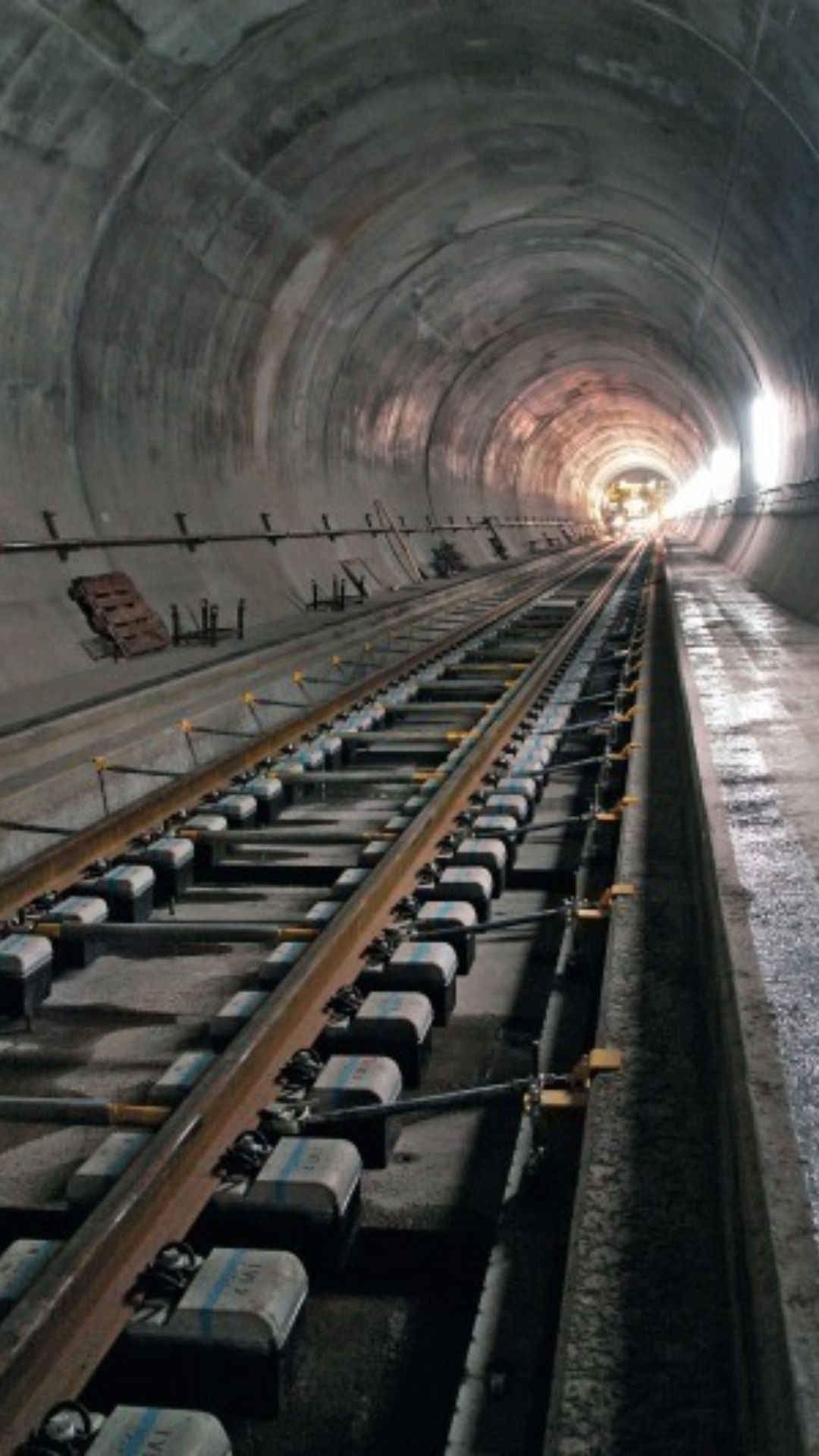 दुनिया की सबसे लंबी रेलवे सुरंग कहां है?