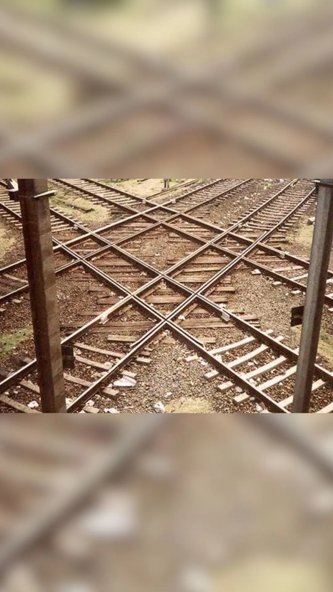 एक ऐसी जगह जहां चारों तरफ से आती हैं Trains, कहते हैं Diamond Crossing