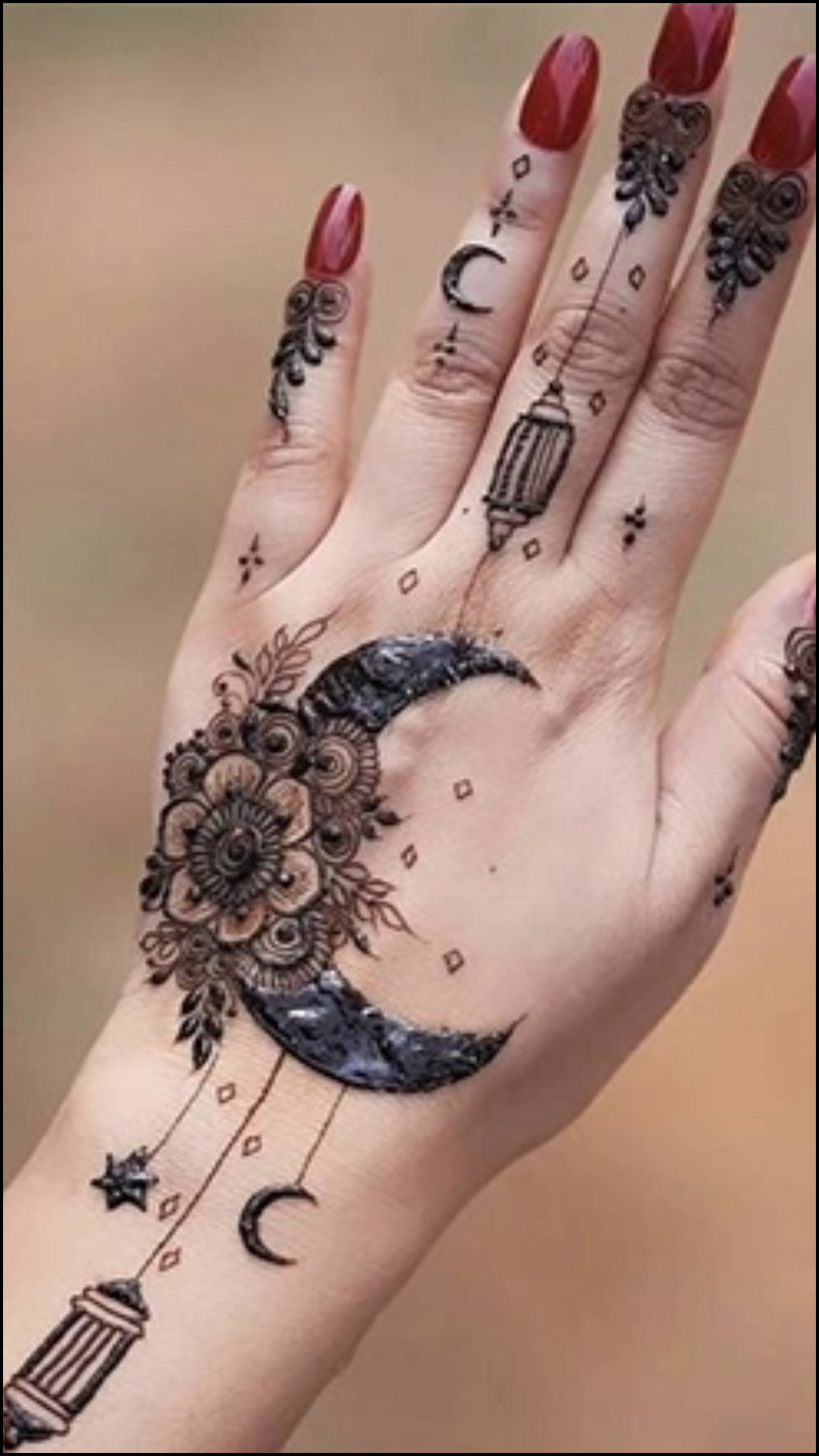 ईद पर लगाएं मेहंदी के ये डिजाइन, चांद से खूबसूरत लगेंगे हाथ 