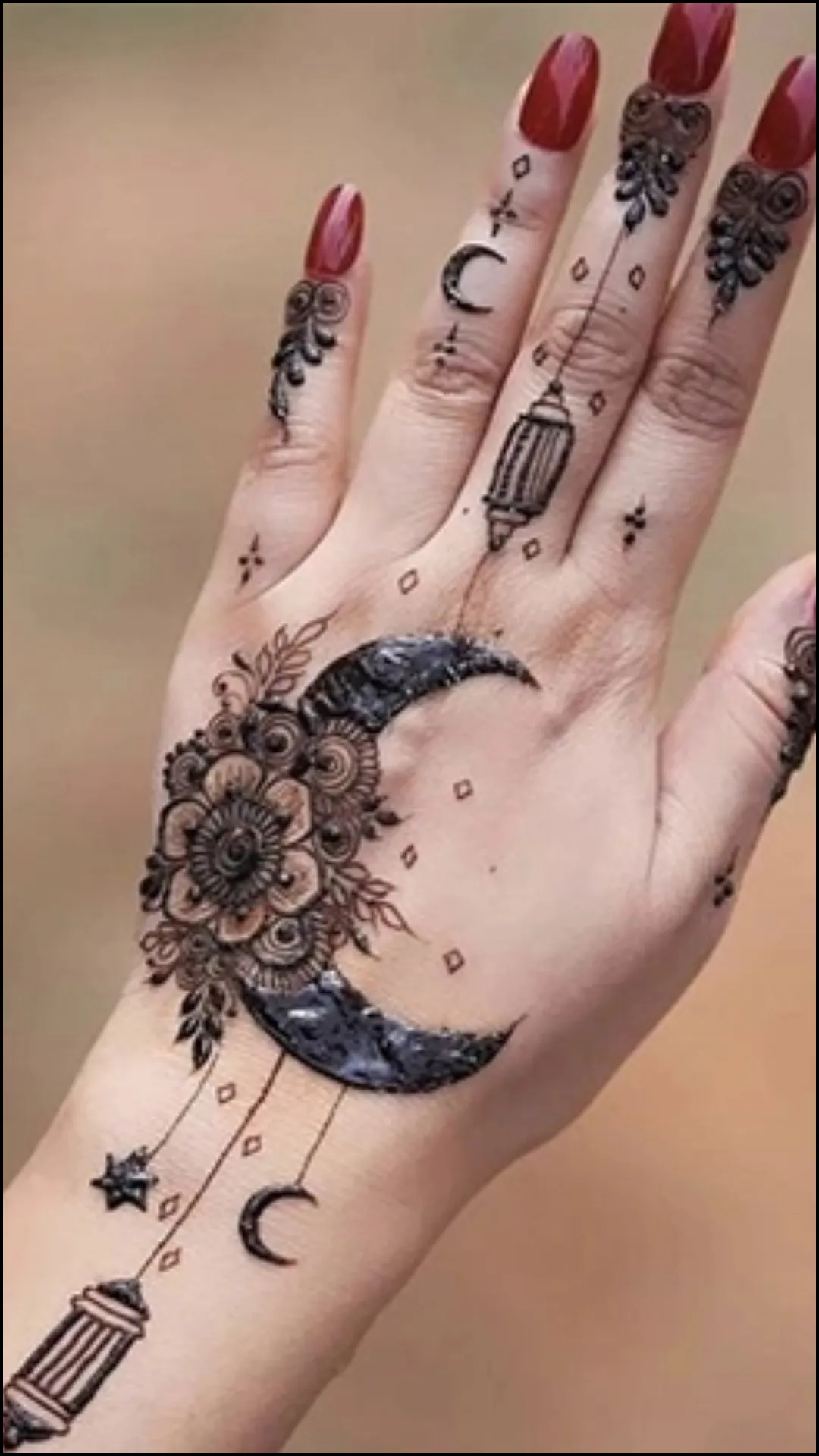 ईद पर लगाएं मेहंदी के ये डिजाइन, चांद से खूबसूरत लगेंगे हाथ 