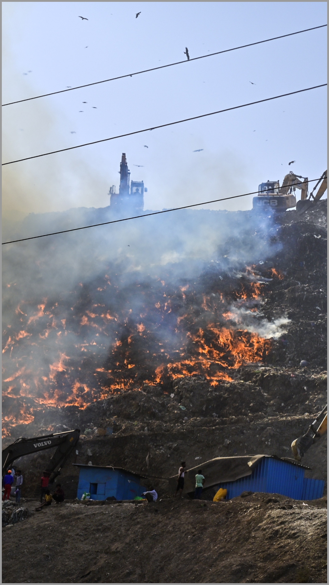 दिल्ली की गाजीपुर लैंडफिल में 20 घंटे से आग लगी हुई है 