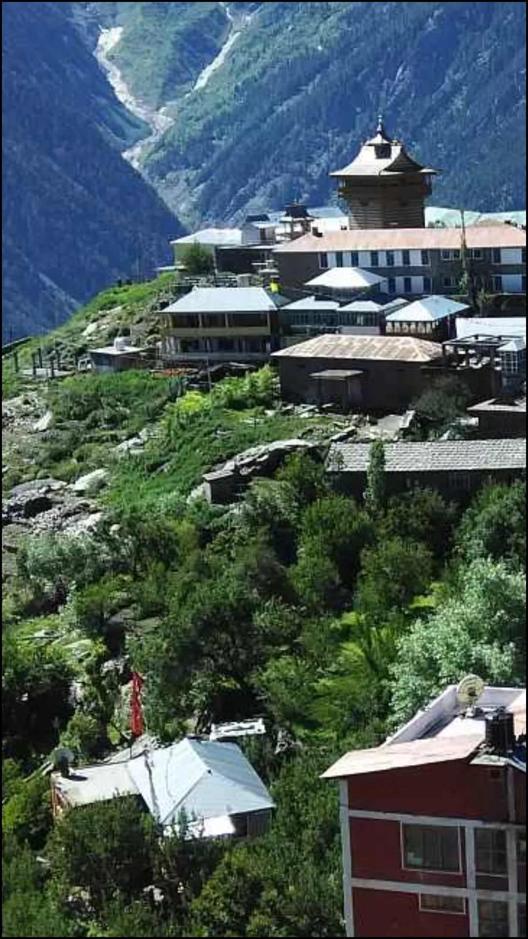 हिमाचल प्रदेश के 10 Unknown टूरिस्ट डेस्टिनेशन में किन्नौर जिले का कल्पा शहर खूबसूरत सेब के बागानों के लिए फेमस है।
