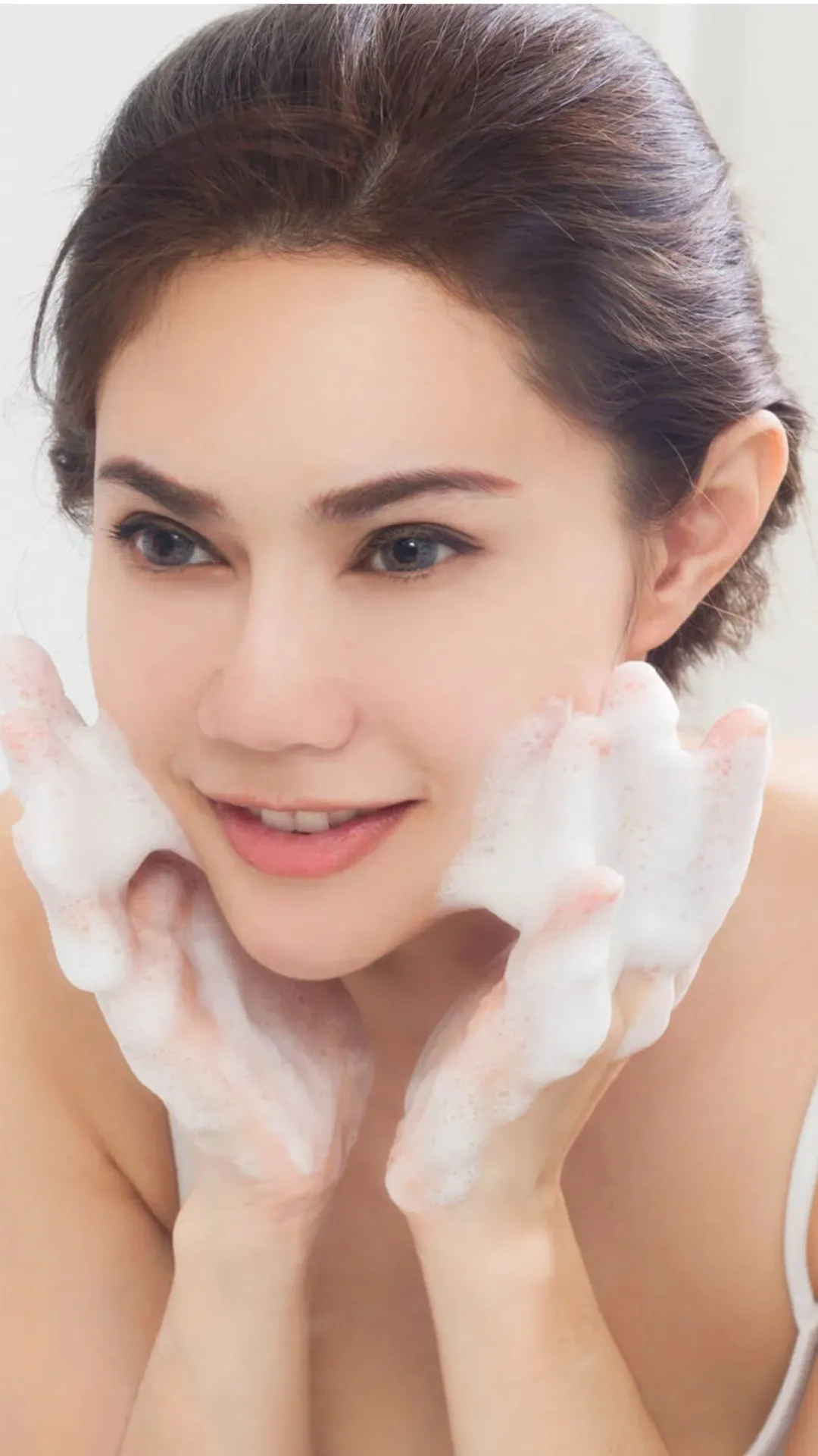 जानें चेहरे को साबुन या फेश वॉश किससे धोना है फायदेमंद? 