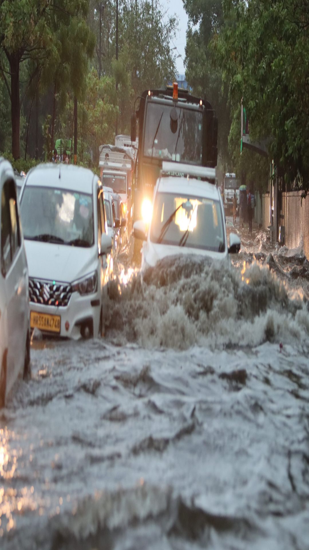 पहली ही बारिश ने किया दिल्ली का बुरा हाल, तस्वीरों में देखें बदहाल सड़कों का नजारा