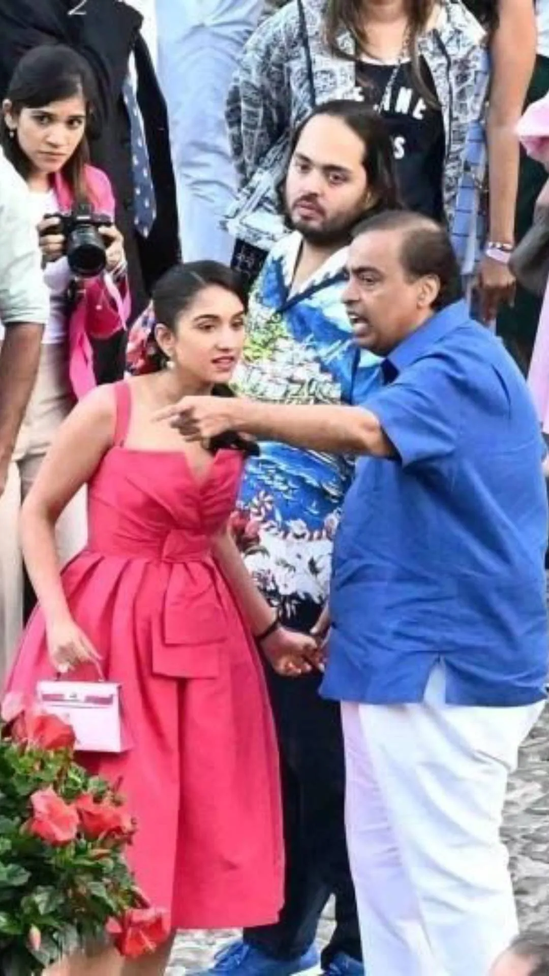 अंबानी परिवार के जलसे में दिखी फैमिली बॉन्डिंग, एक-दूजे पर प्यार लुटाते दिखे बच्चों से लेकर बड़े
