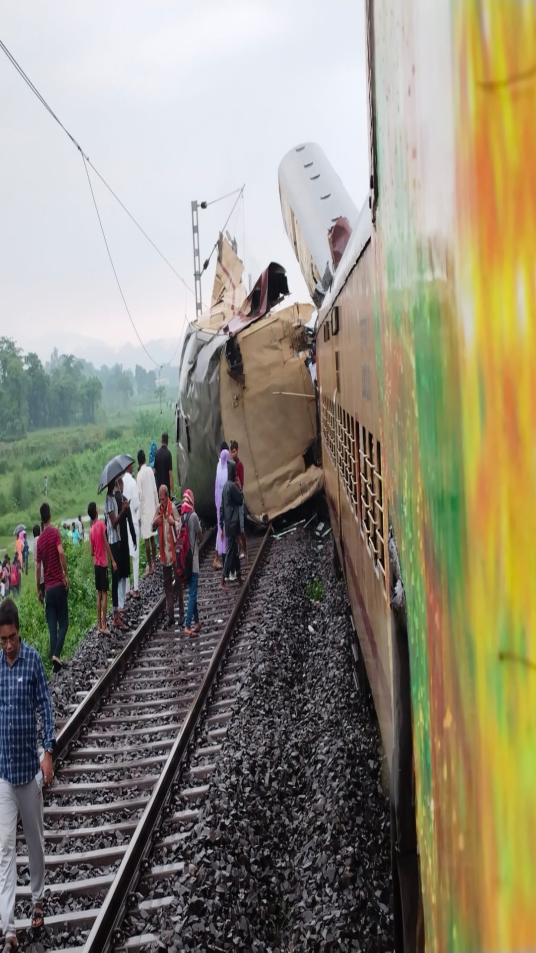  पश्चिम बंगाल: कंचनजंगा एक्सप्रेस ट्रेन में मालगाड़ी ने पीछे से मारी टक्कर, देखें तस्वीरें 