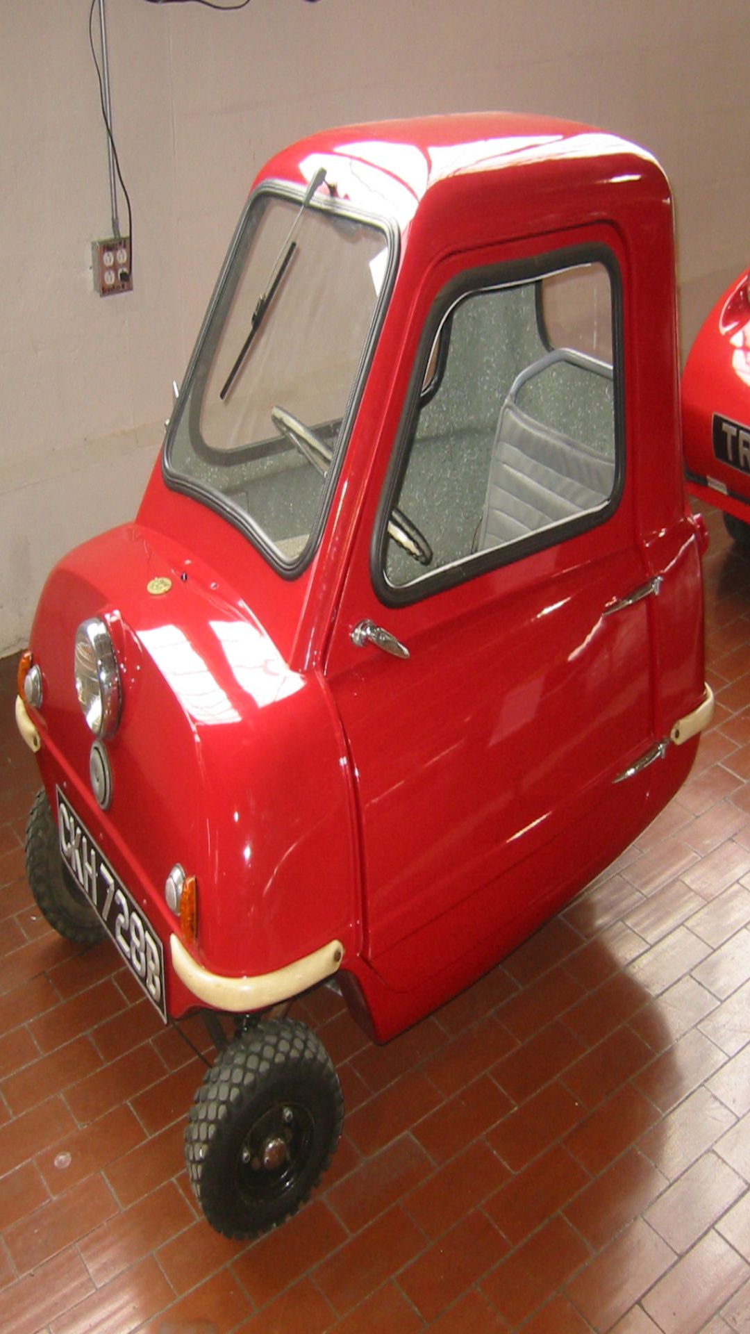 ये कोई खिलौना नहीं बल्कि दुनिया की सबसे छोटी कार है