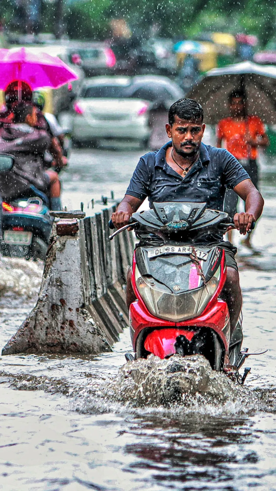 मुंबई-पुणे में सैलाब, आसमान से बरस रही 'आफत', सड़कें बनीं नदियां