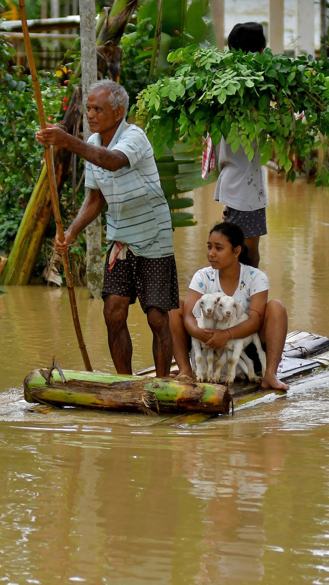 भारत में छाया है बारिश का मौसम, कहीं आईं खुशियां, तो कहीं पसरा गम